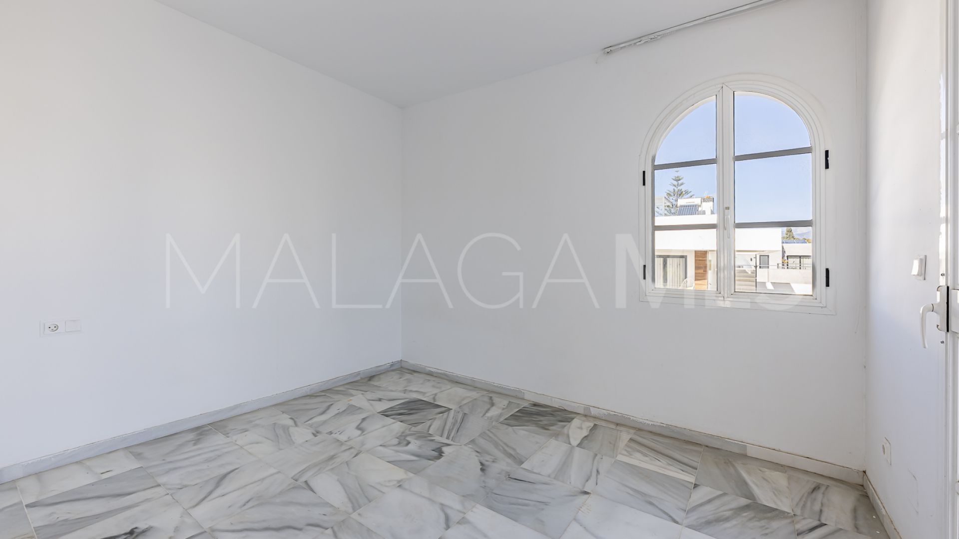Villa for sale in Nueva Andalucia
