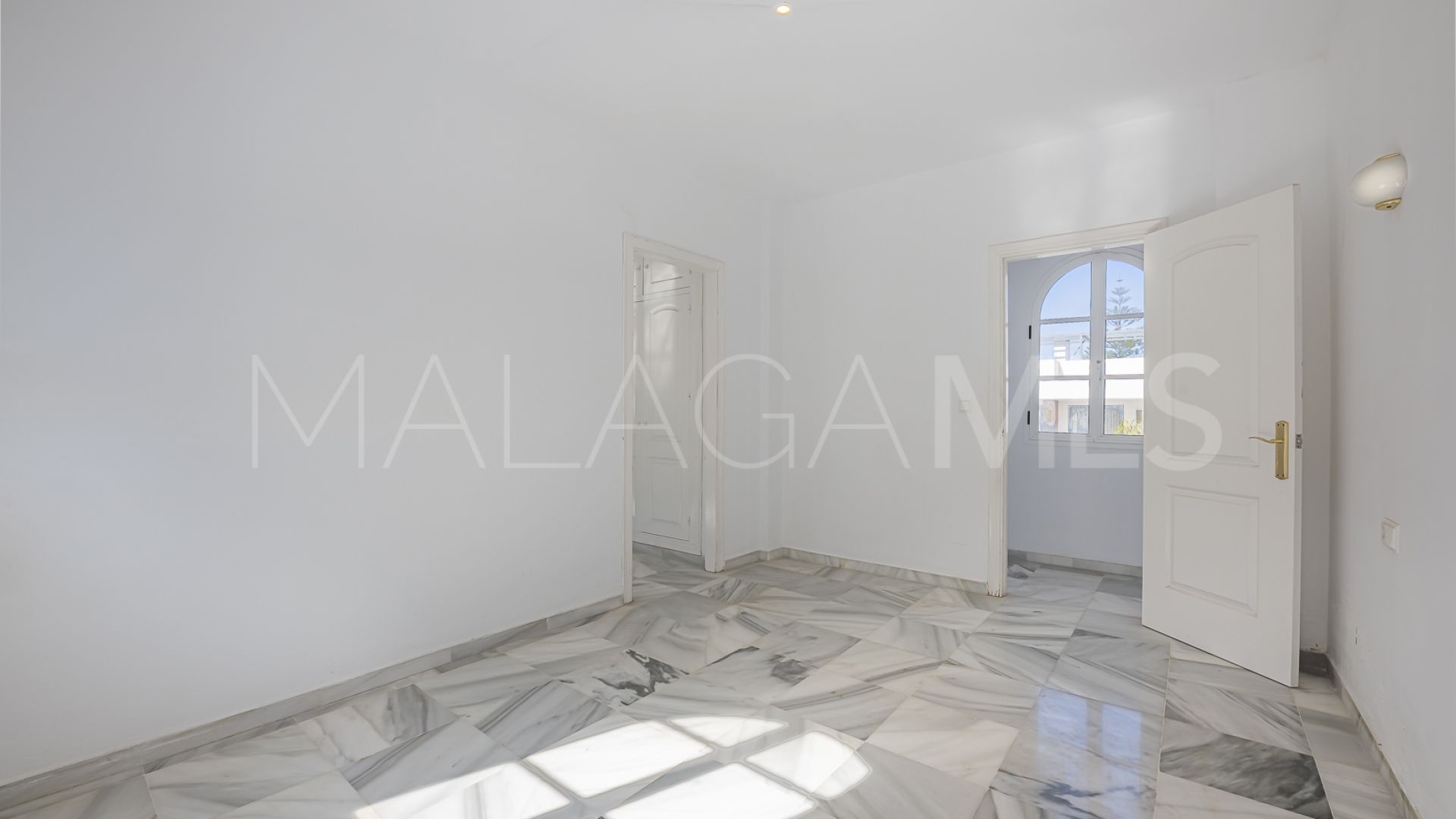 Villa for sale in Nueva Andalucia