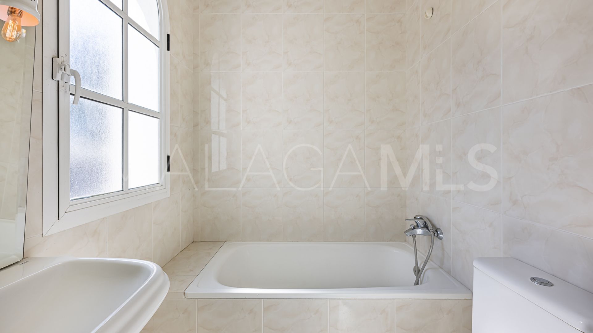 Villa for sale in Nueva Andalucia