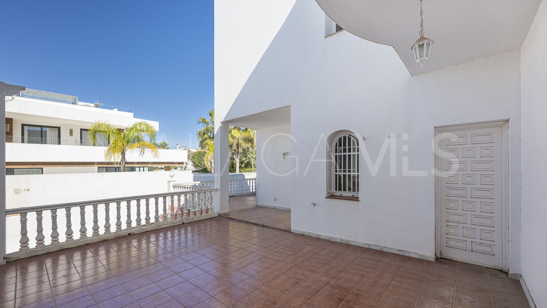Villa for sale in Nueva Andalucia