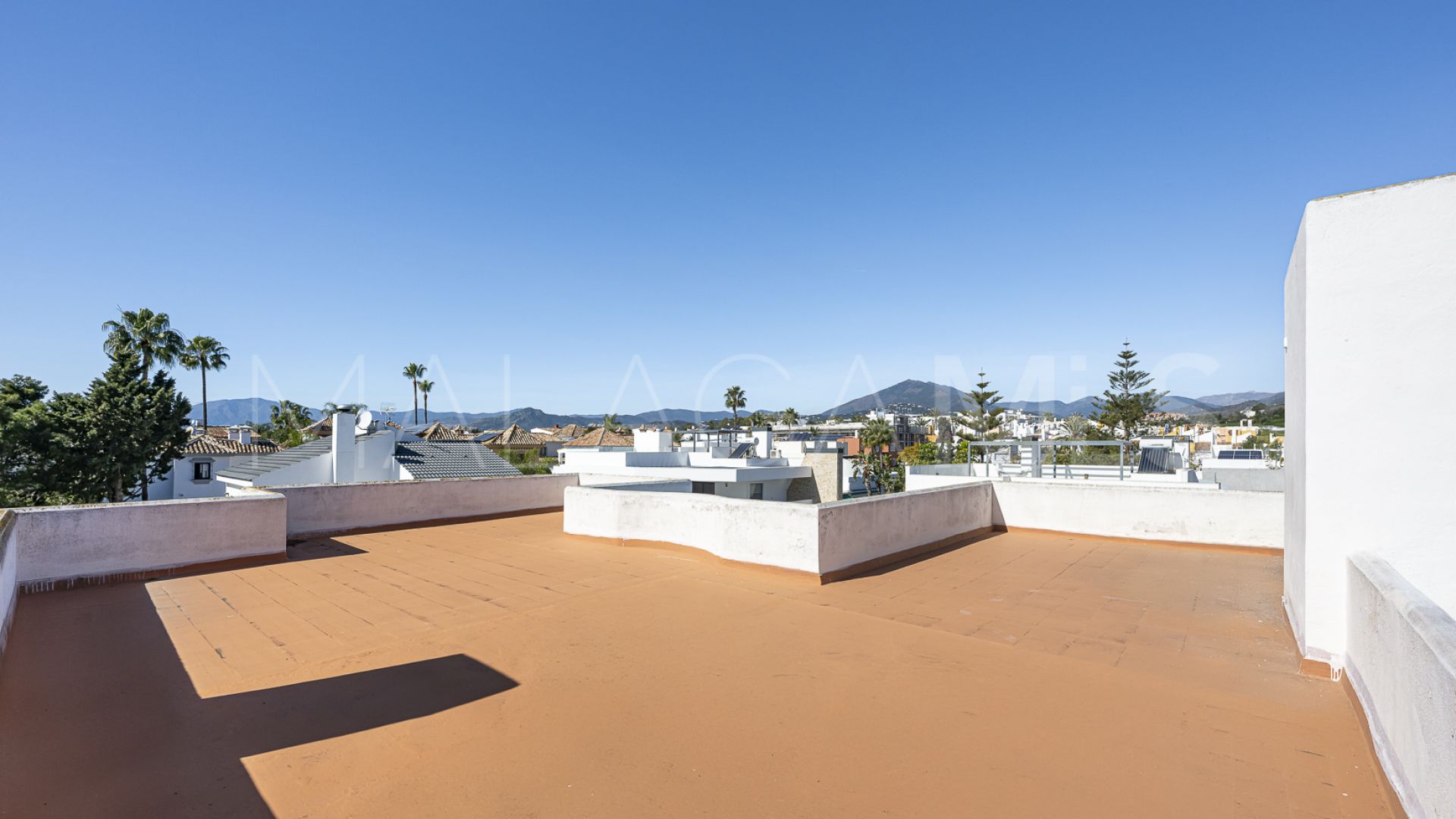 Villa for sale in Nueva Andalucia