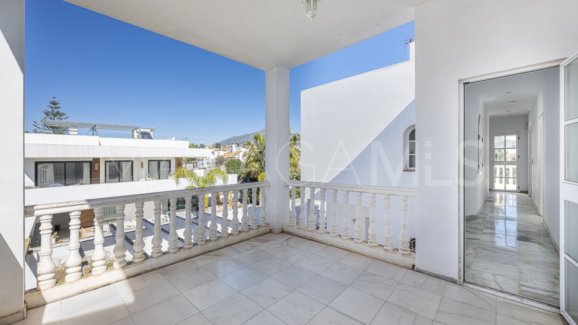 Villa for sale in Nueva Andalucia