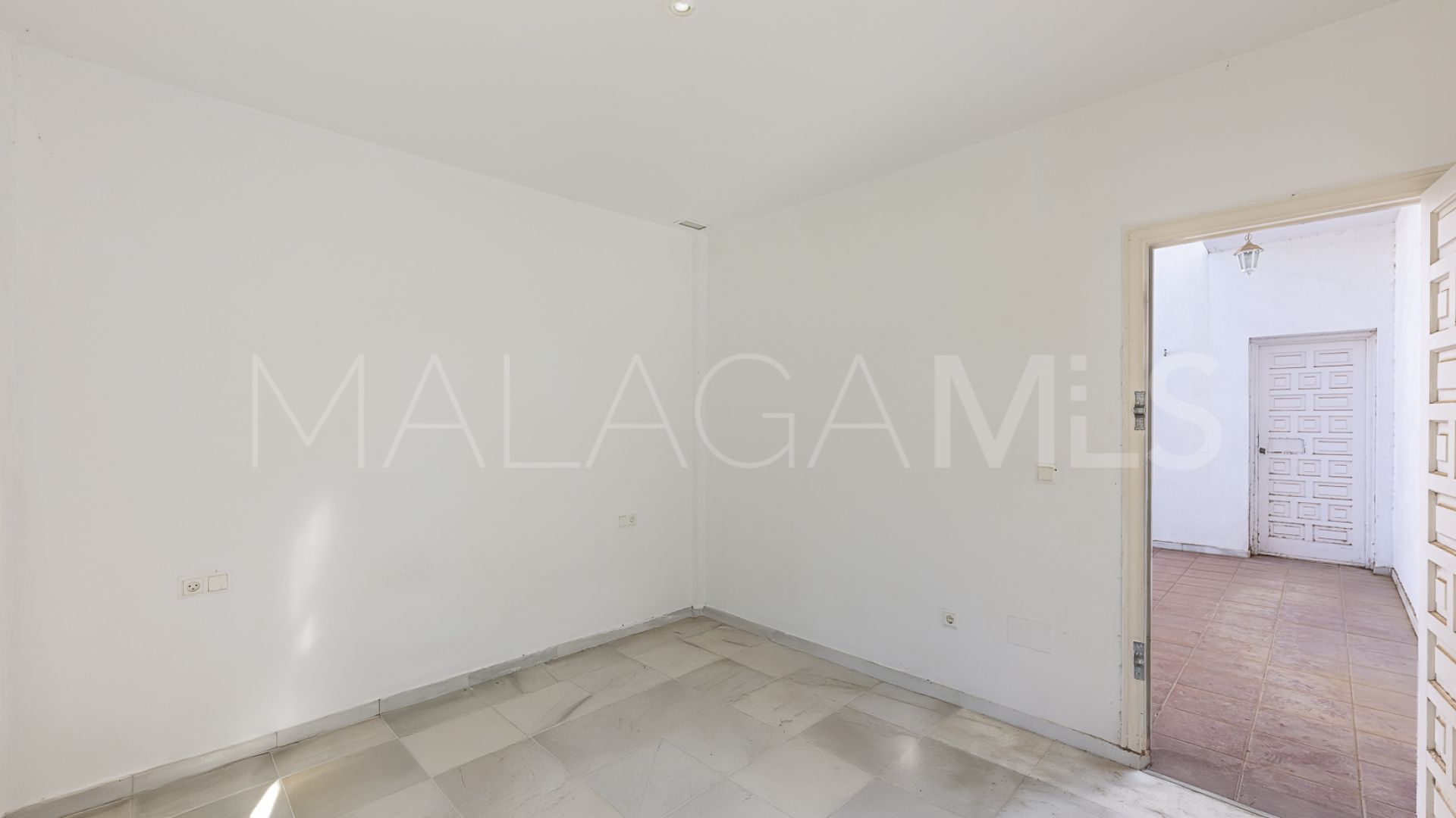 Villa for sale in Nueva Andalucia