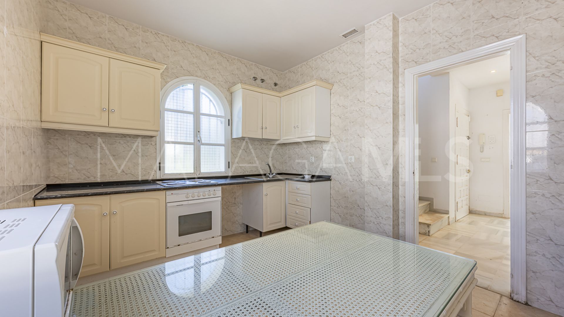 Villa for sale in Nueva Andalucia