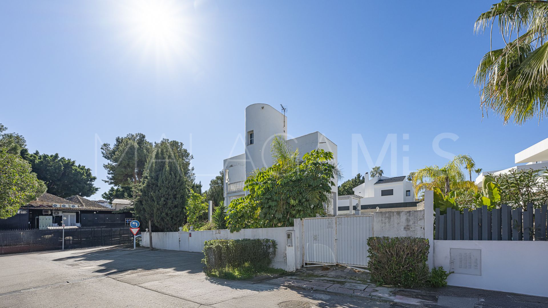 Villa for sale in Nueva Andalucia