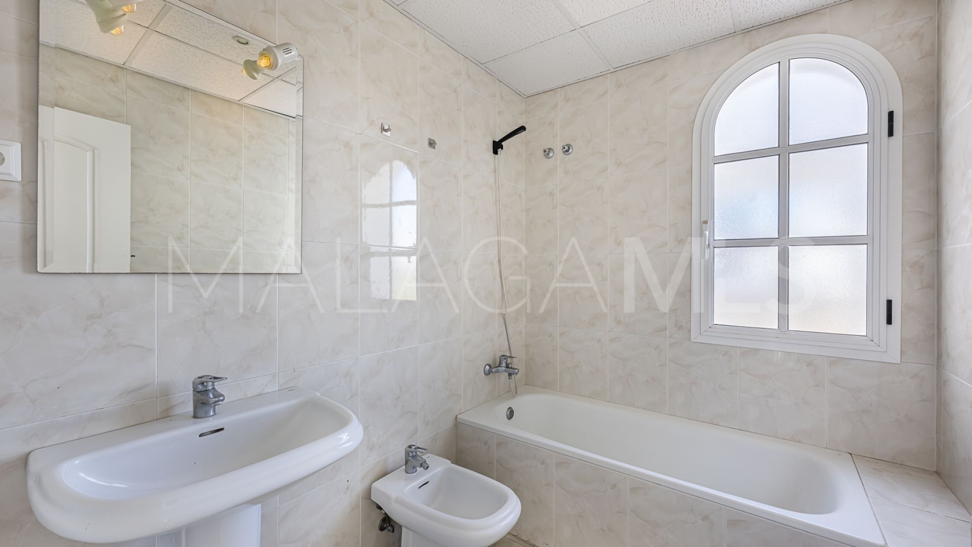 Villa for sale in Nueva Andalucia