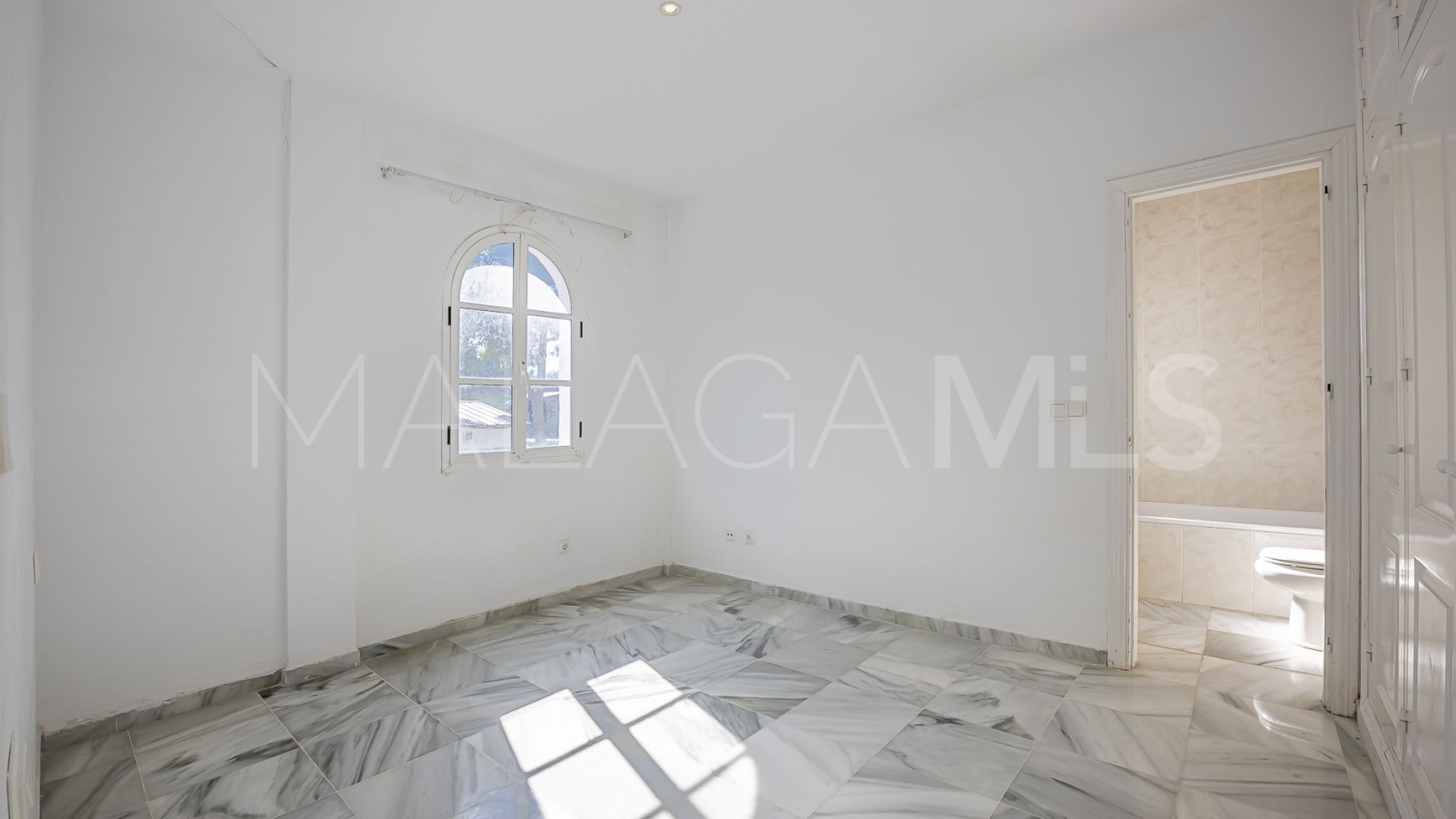 Villa for sale in Nueva Andalucia