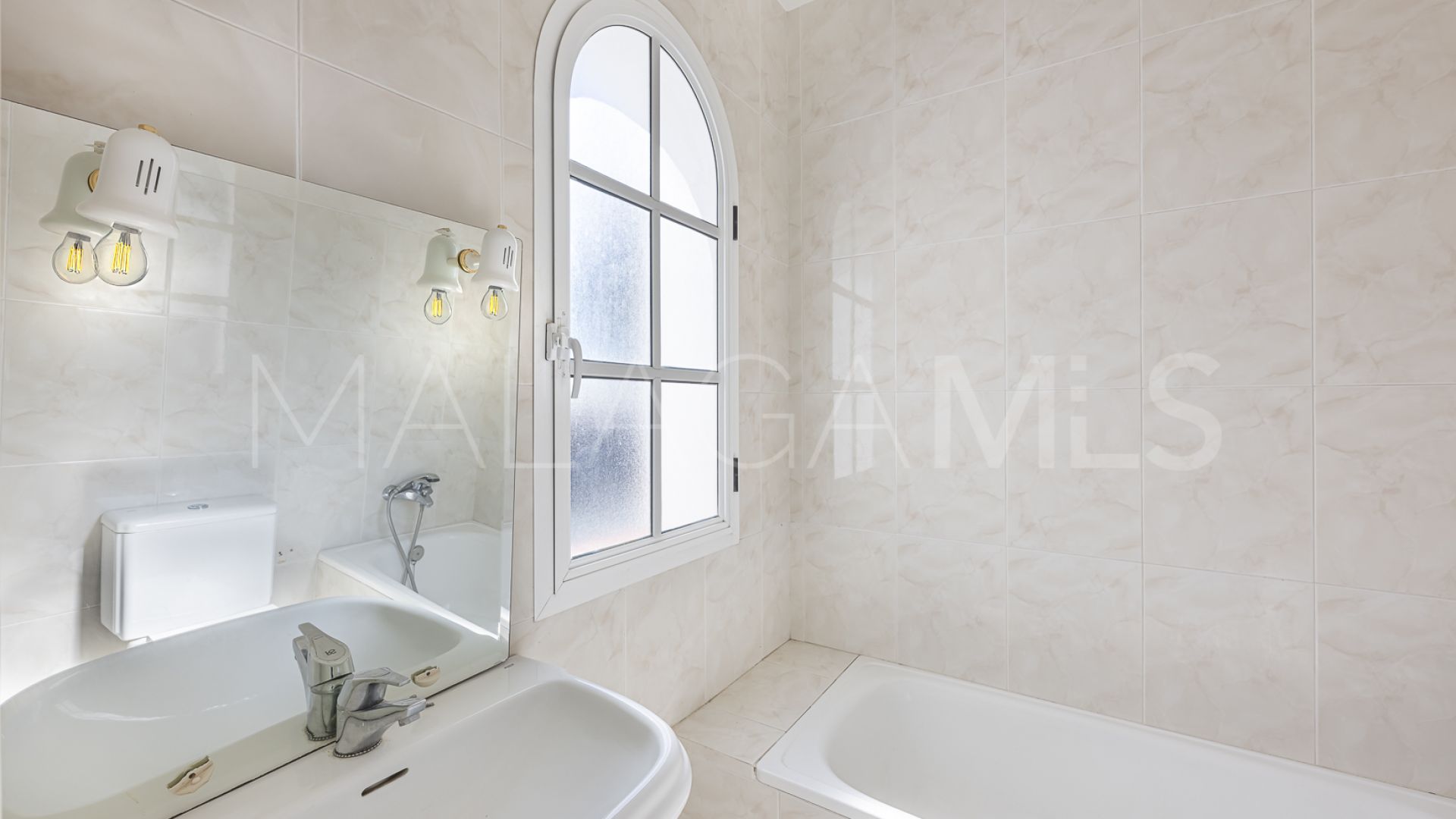 Villa for sale in Nueva Andalucia