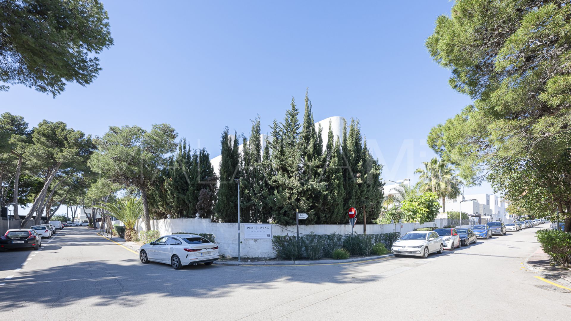 Villa for sale in Nueva Andalucia