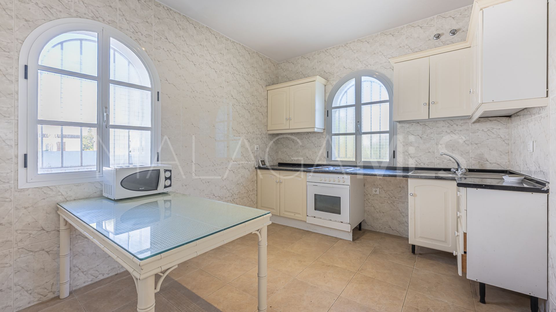 Villa for sale in Nueva Andalucia