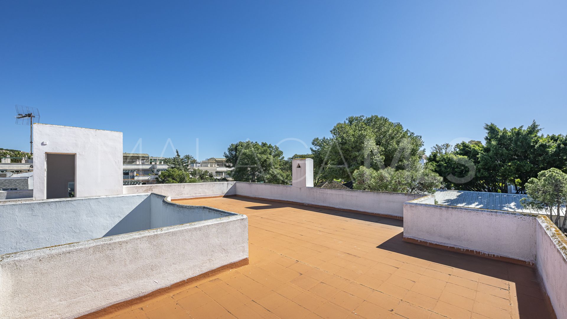 Villa for sale in Nueva Andalucia