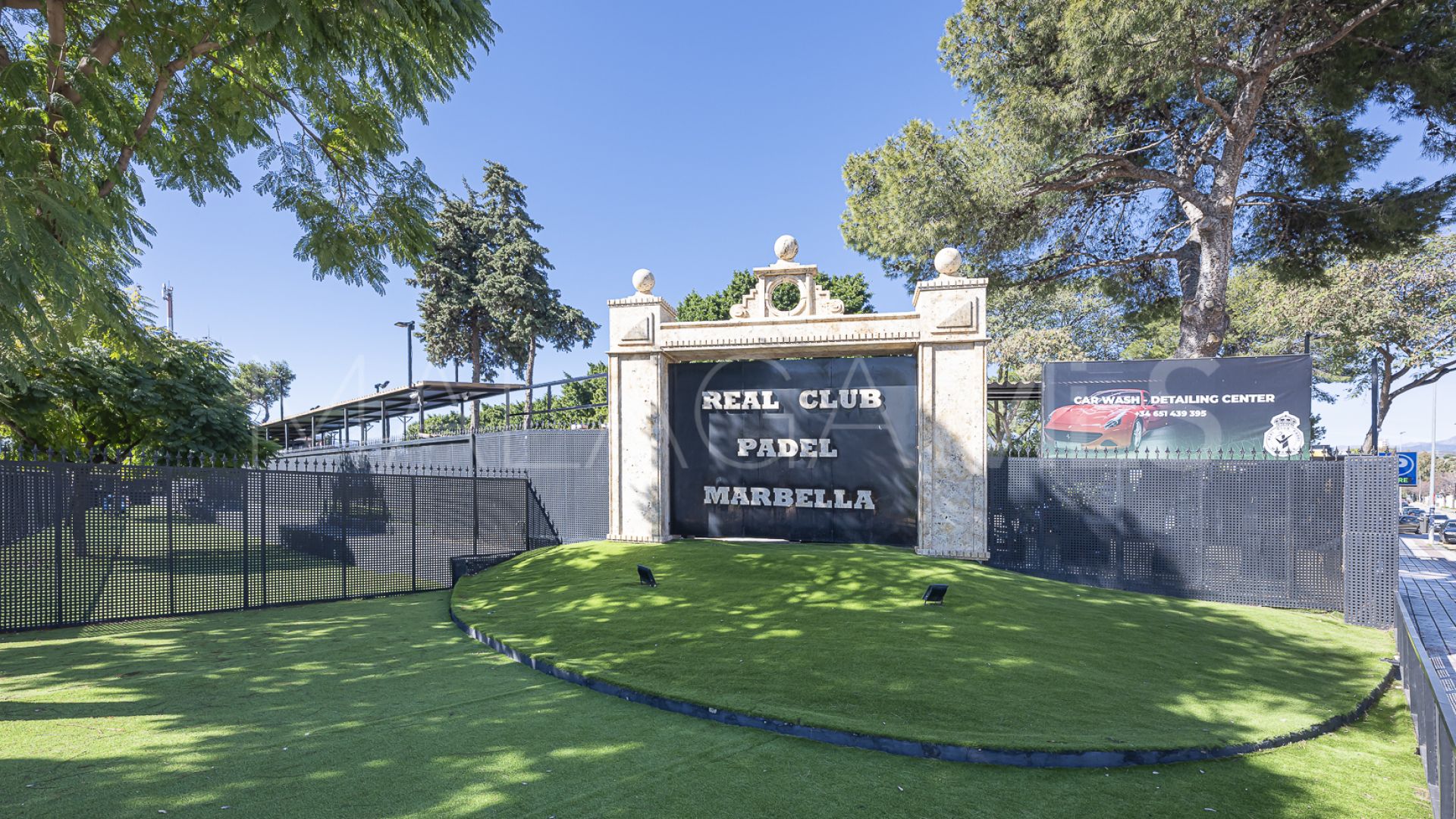 Villa for sale in Nueva Andalucia