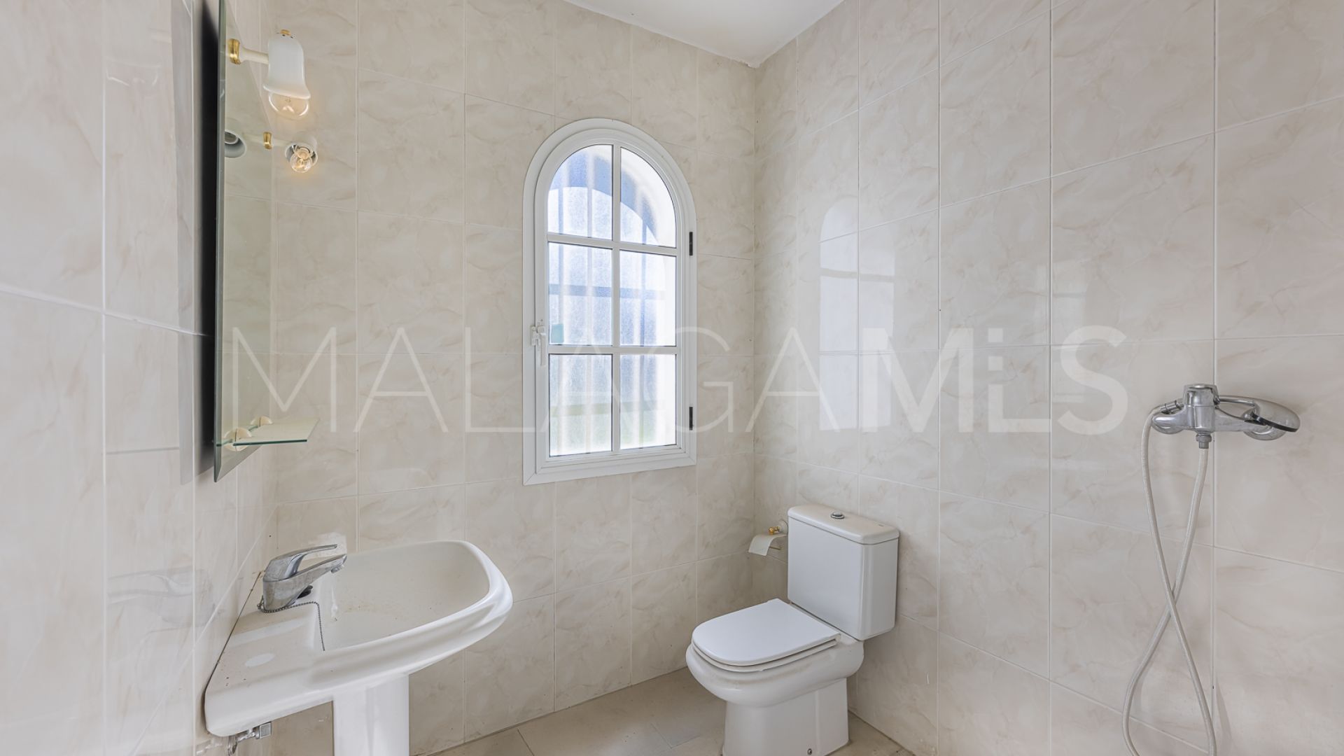 Villa for sale in Nueva Andalucia