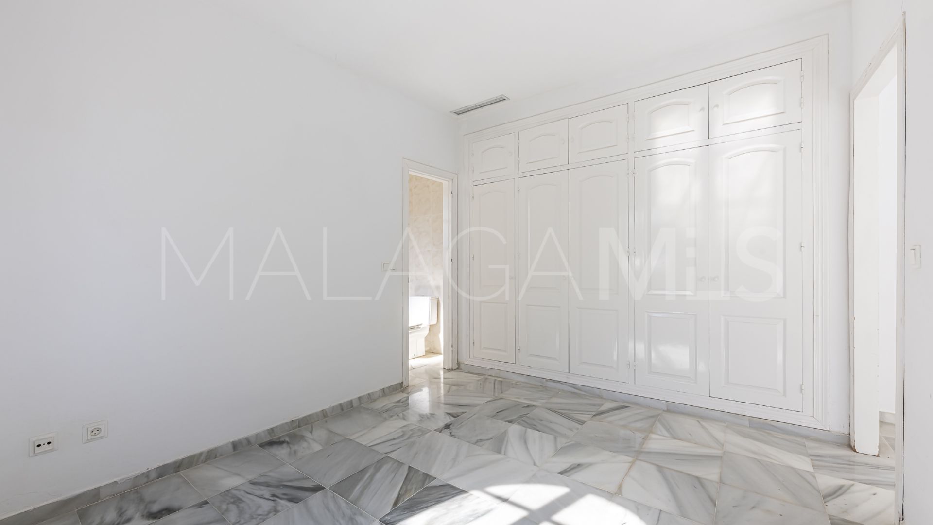 Villa for sale in Nueva Andalucia
