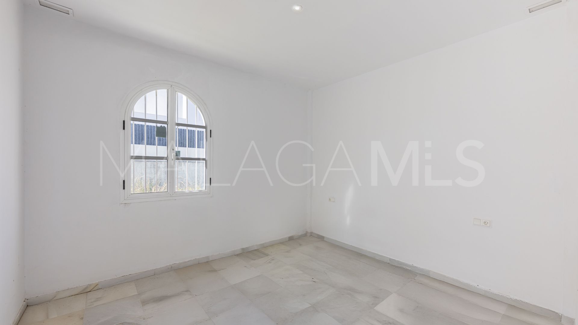 Villa for sale in Nueva Andalucia