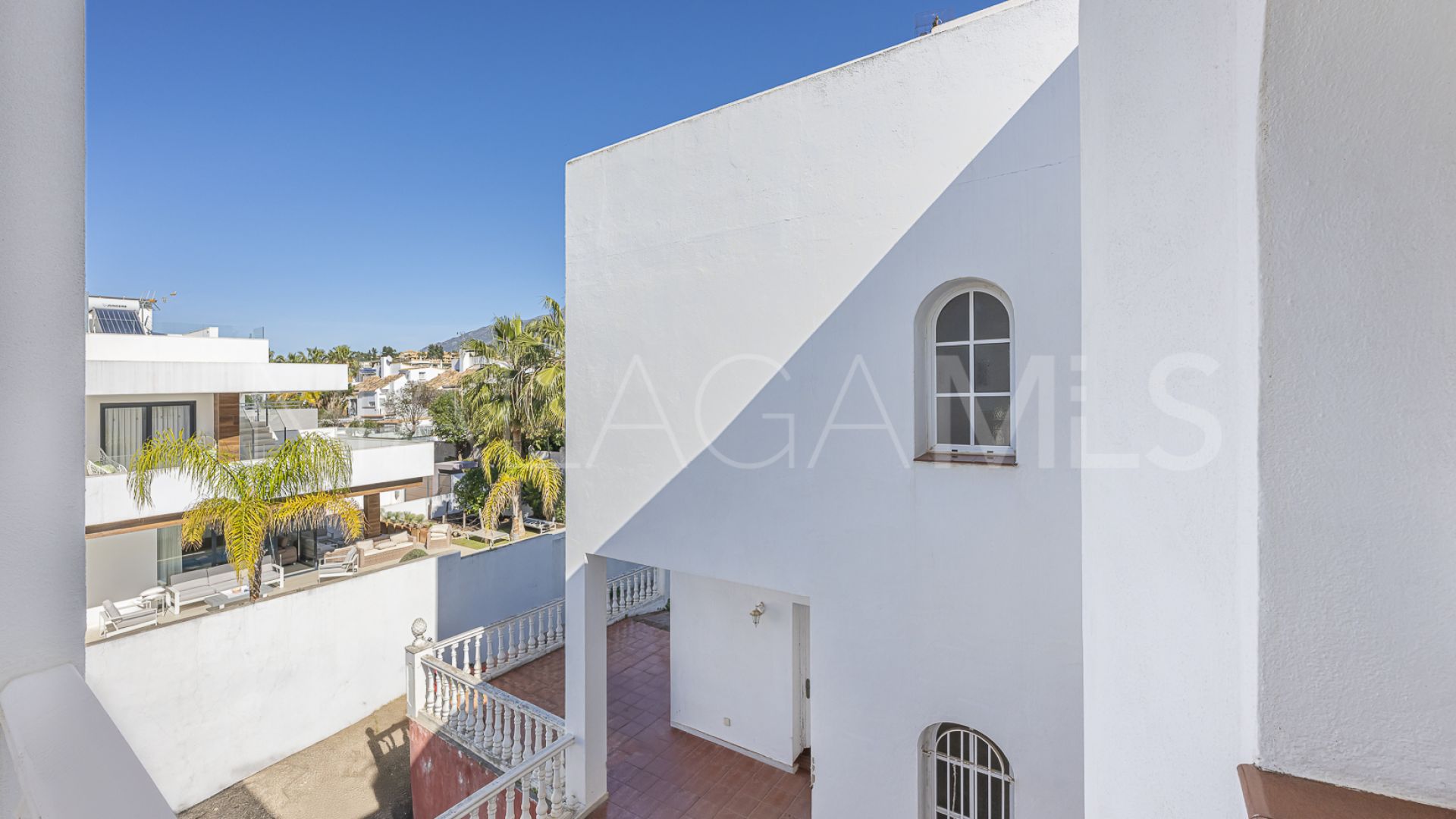 Villa for sale in Nueva Andalucia