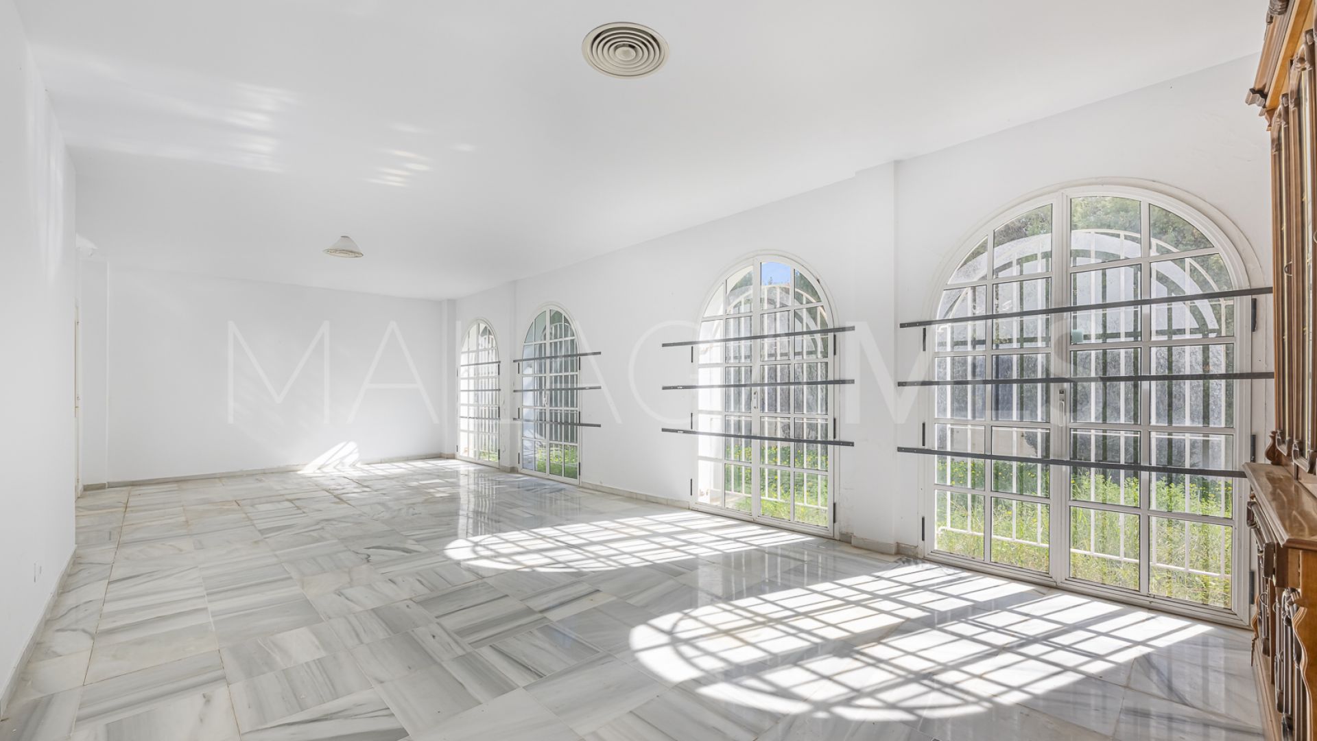 Villa for sale in Nueva Andalucia