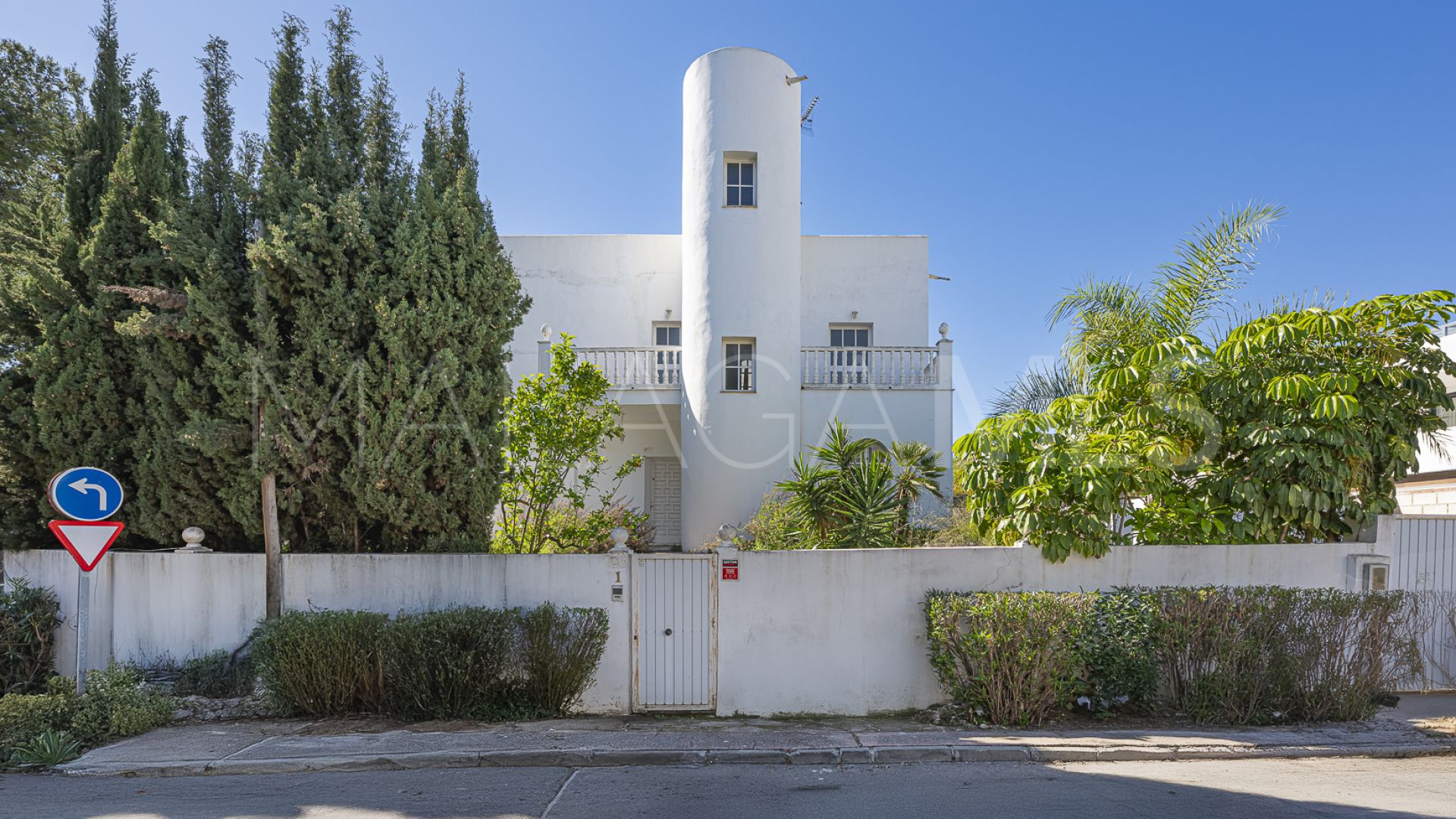 Villa for sale in Nueva Andalucia