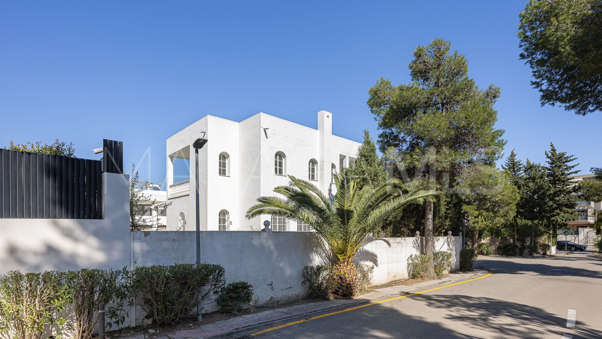 Villa for sale in Nueva Andalucia