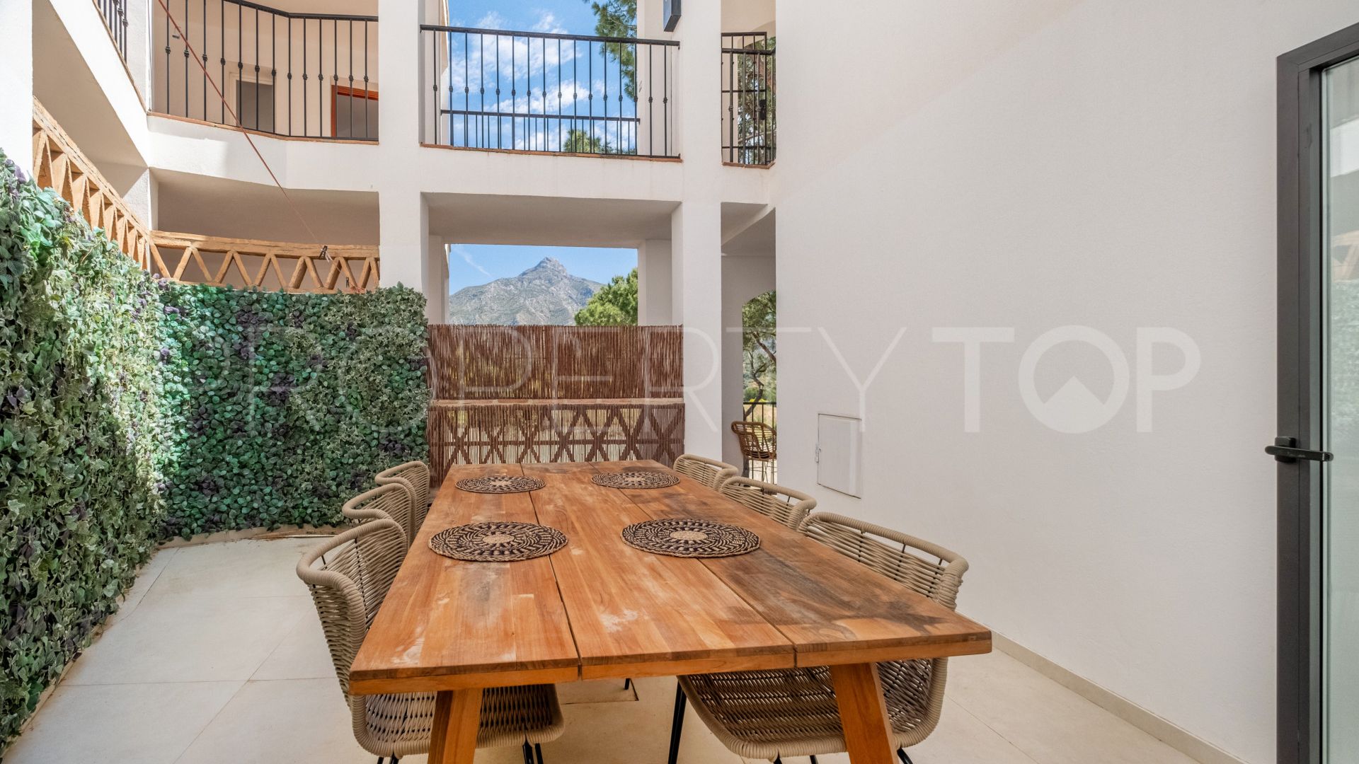 Duplex planta baja de 4 dormitorios en venta en Los Pinos de Aloha