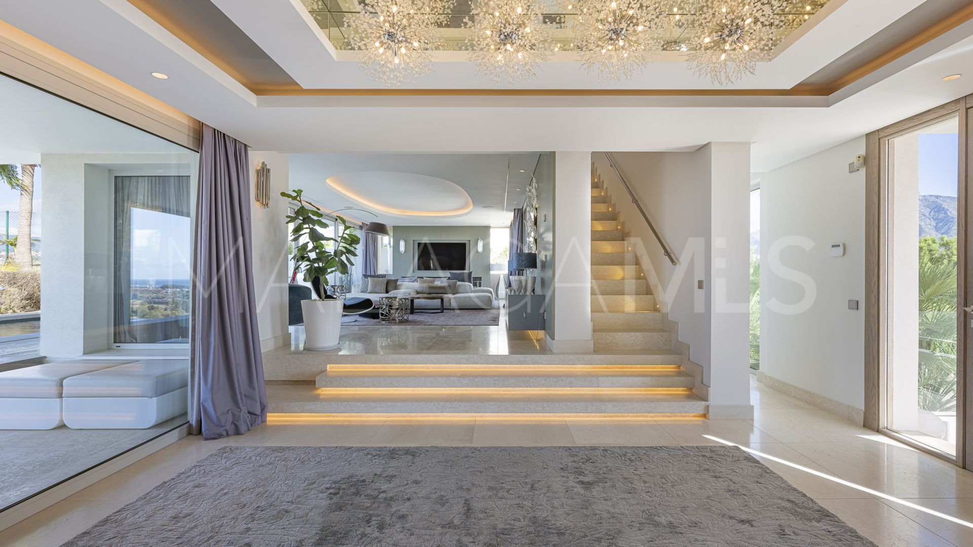 Villa for sale in Nueva Andalucia