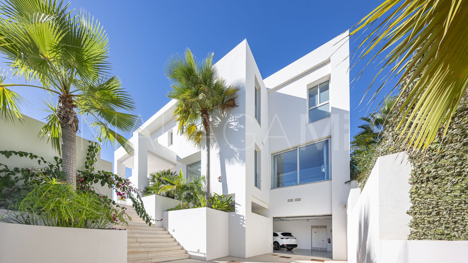Villa for sale in Nueva Andalucia