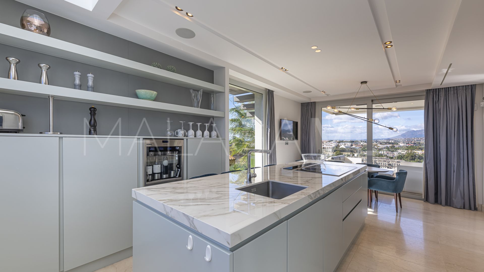 Villa for sale in Nueva Andalucia