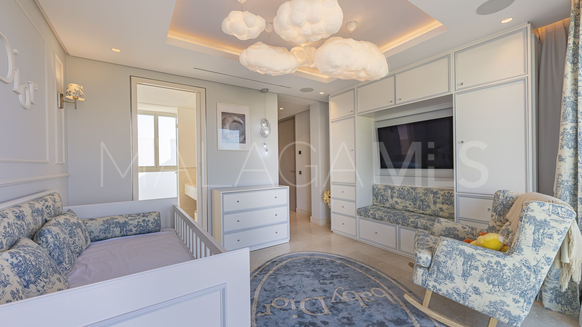 Villa for sale in Nueva Andalucia