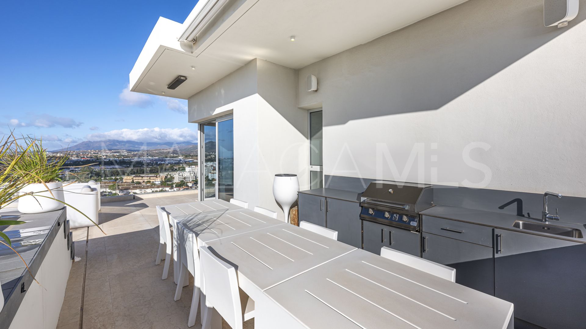 Villa for sale in Nueva Andalucia