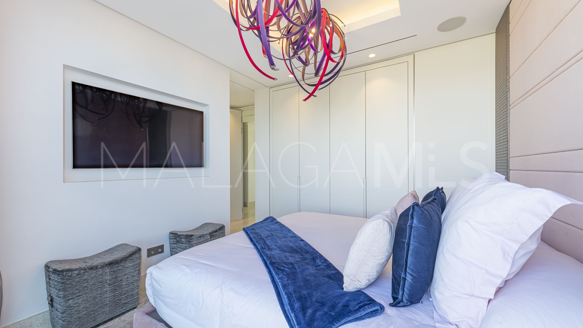 Villa for sale in Nueva Andalucia