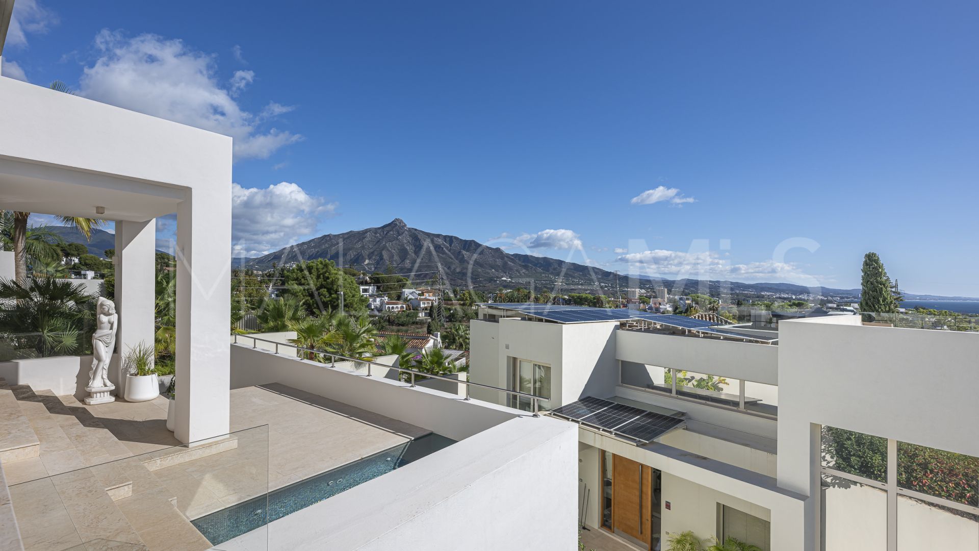 Villa for sale in Nueva Andalucia