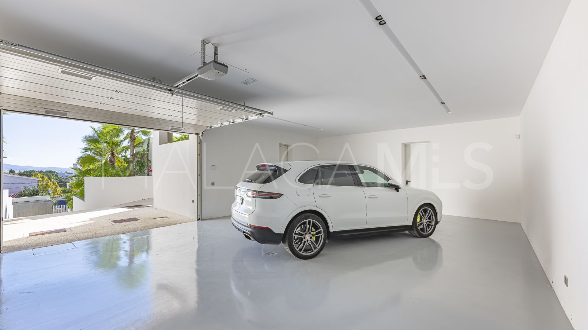 Villa for sale in Nueva Andalucia