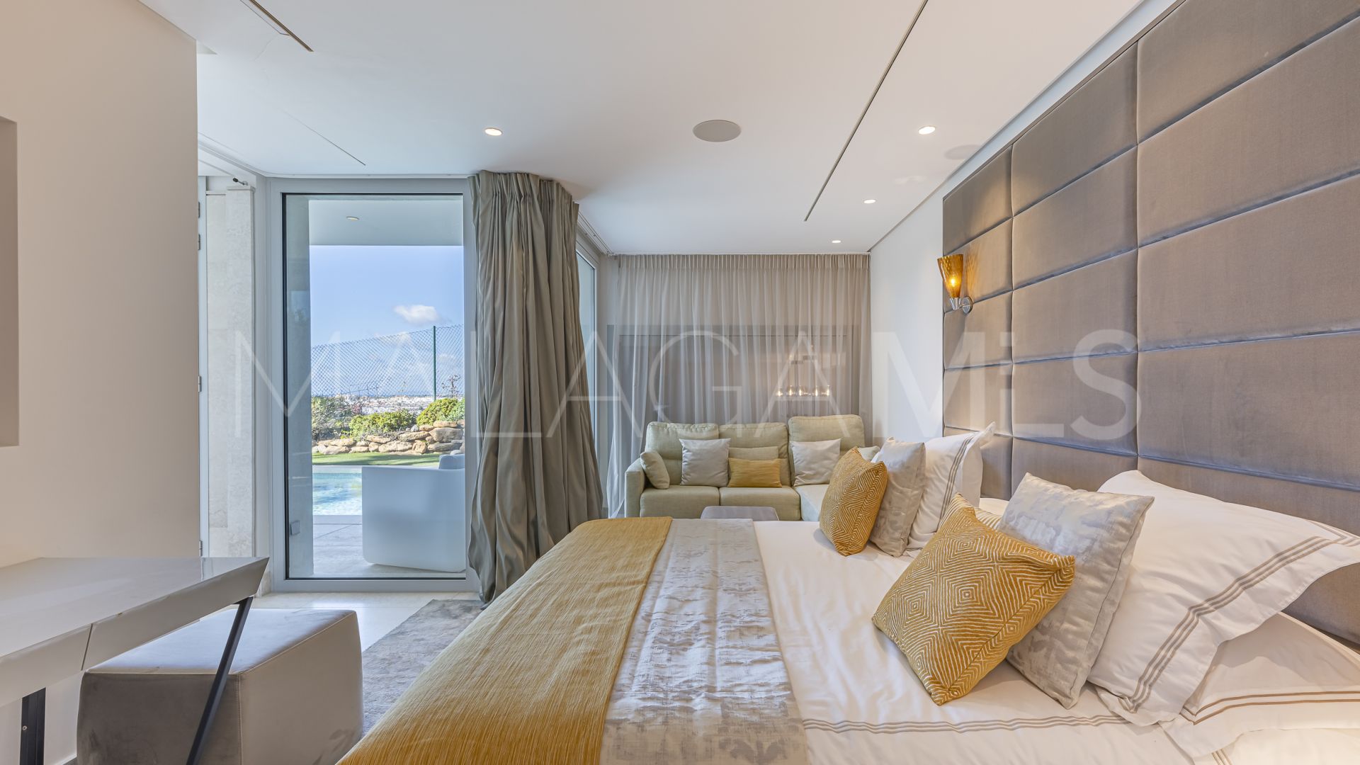 Villa for sale in Nueva Andalucia