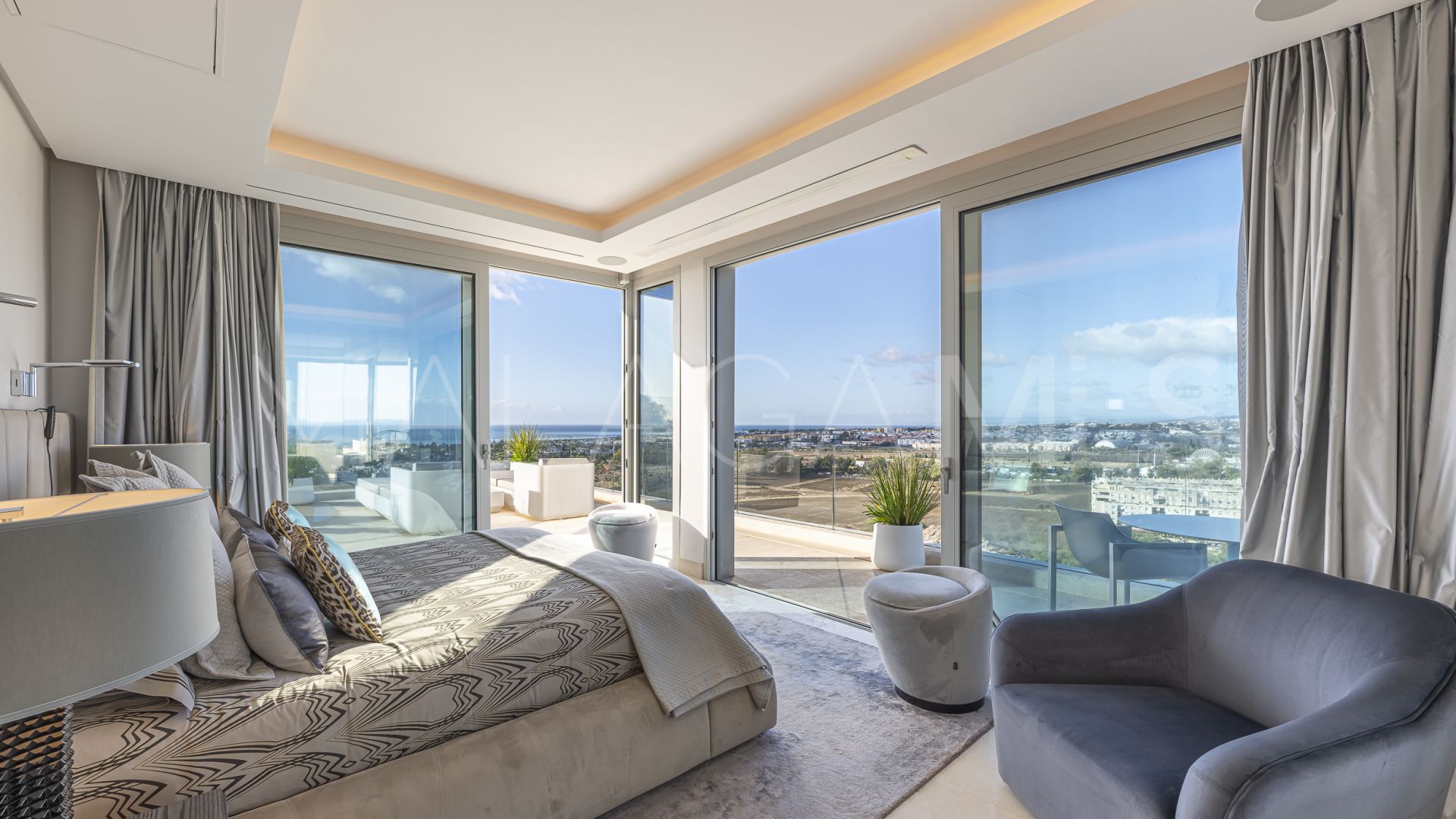 Villa for sale in Nueva Andalucia