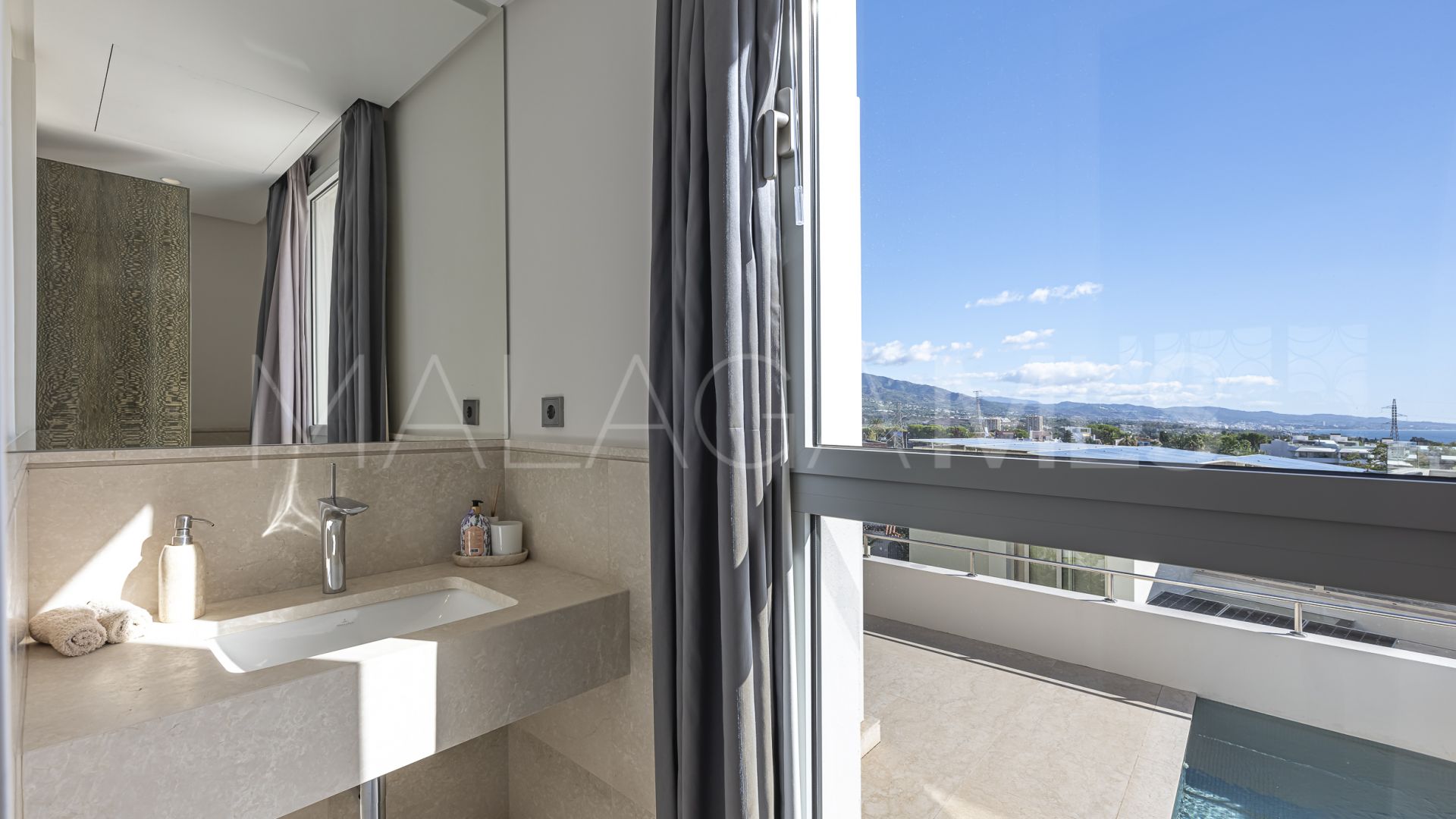Villa for sale in Nueva Andalucia