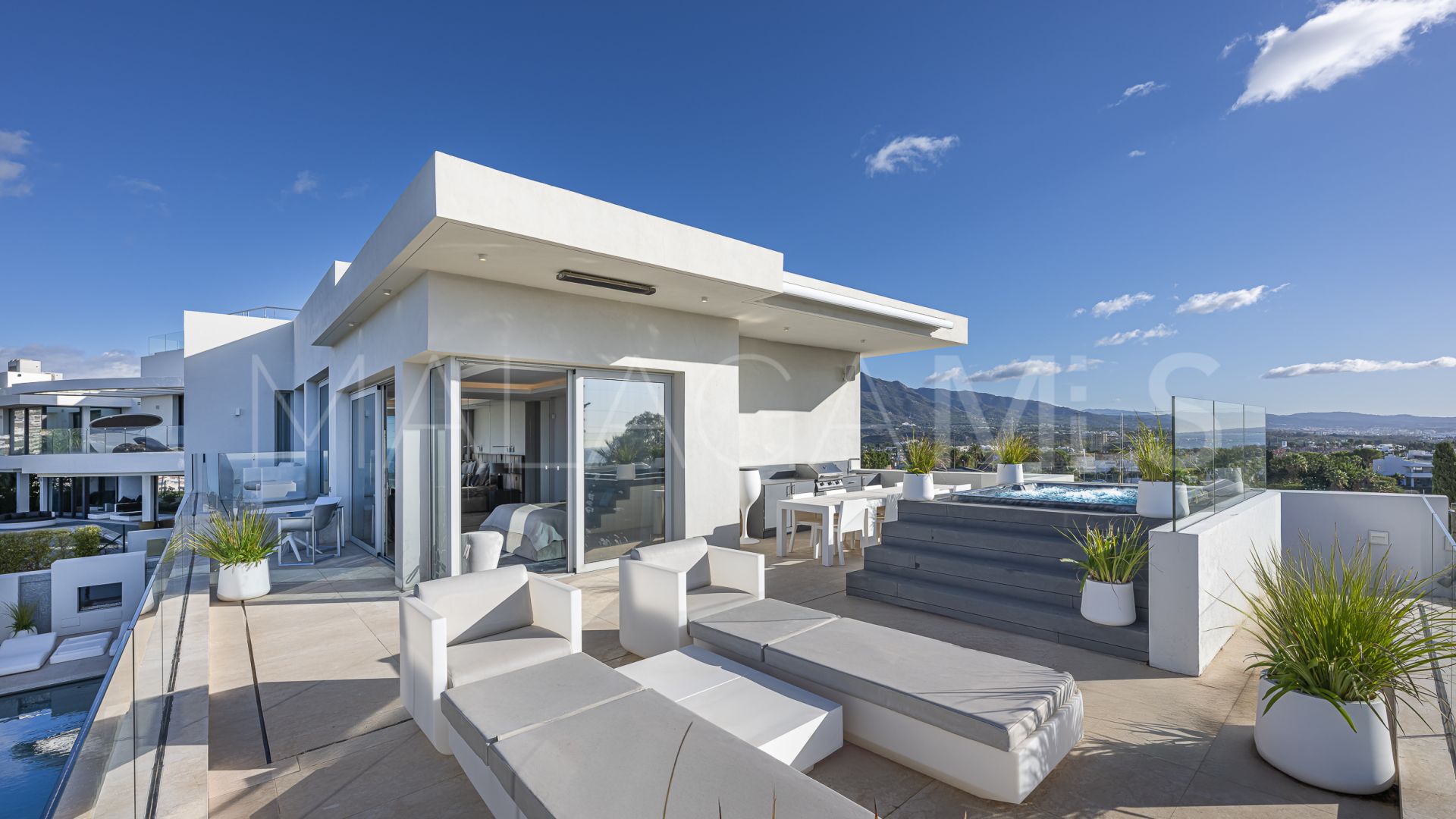 Villa for sale in Nueva Andalucia
