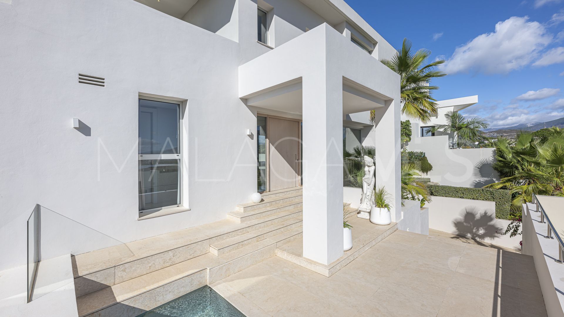 Villa for sale in Nueva Andalucia
