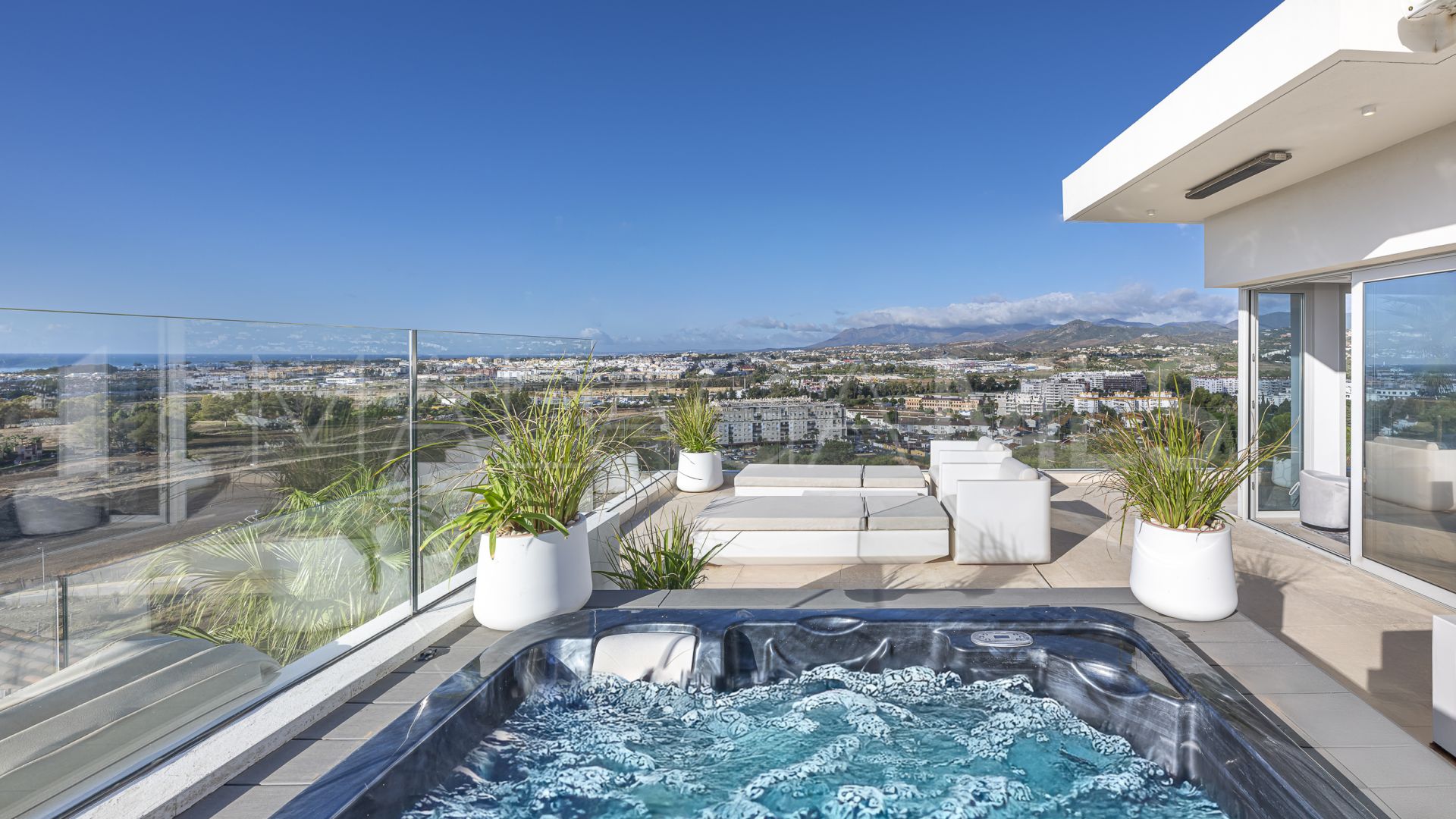 Villa for sale in Nueva Andalucia