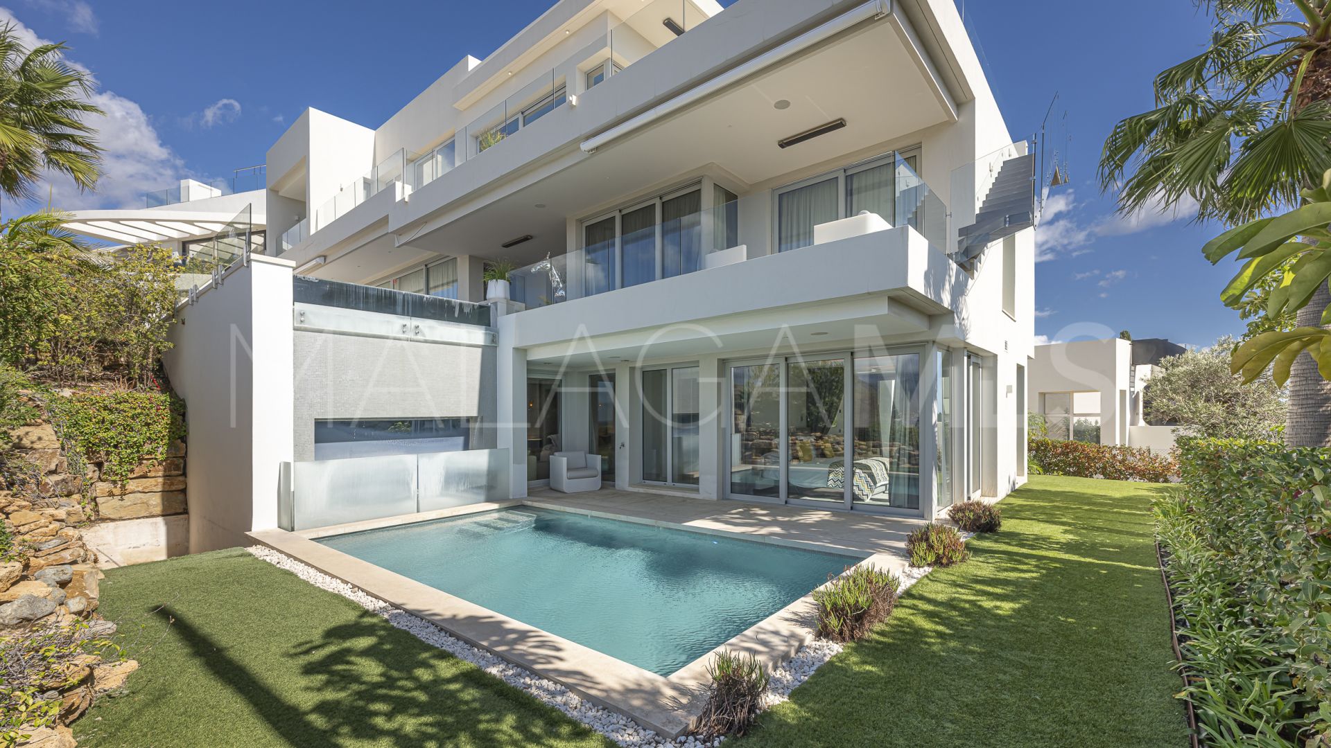 Villa for sale in Nueva Andalucia