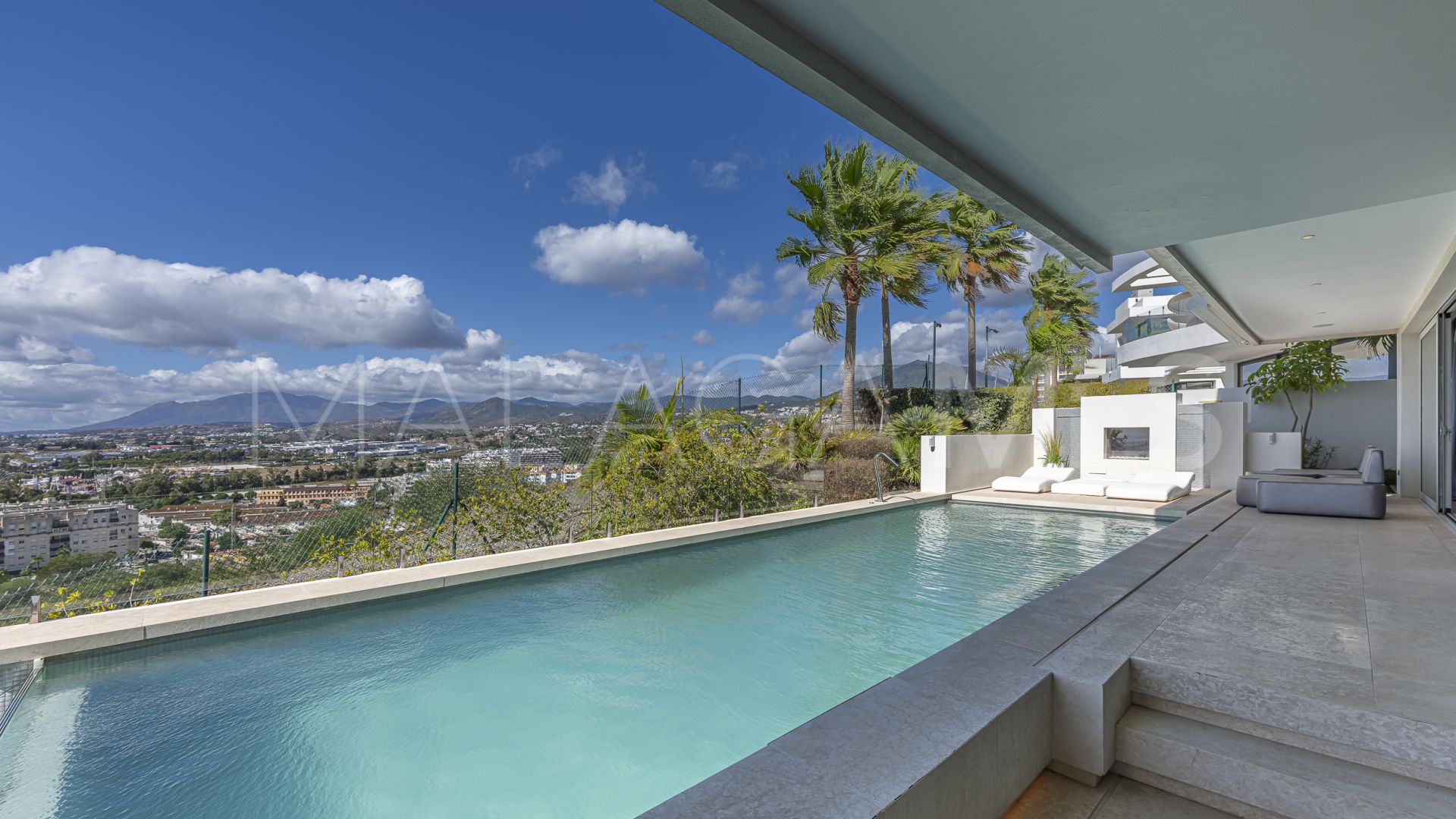 Villa for sale in Nueva Andalucia