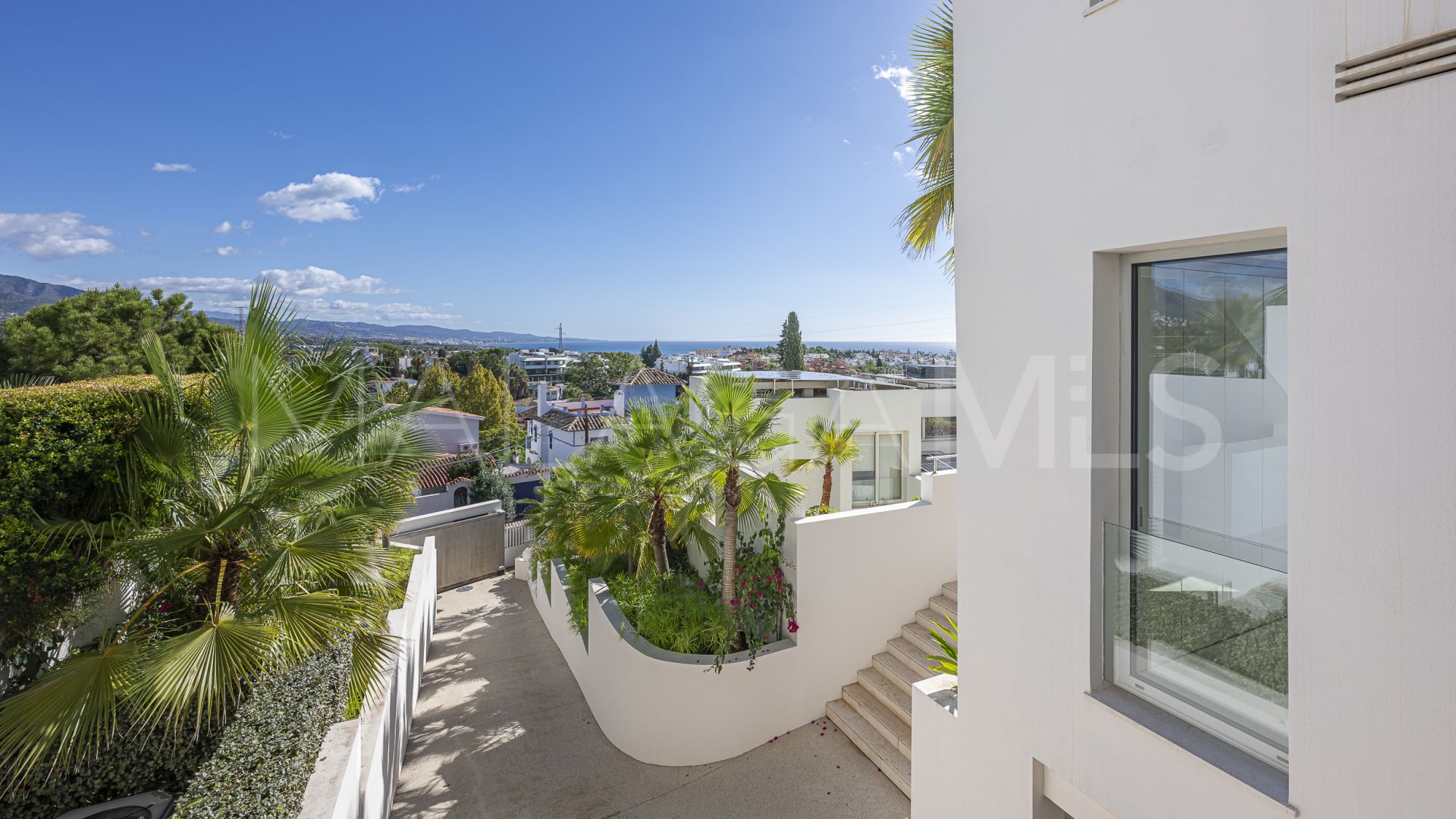 Villa for sale in Nueva Andalucia