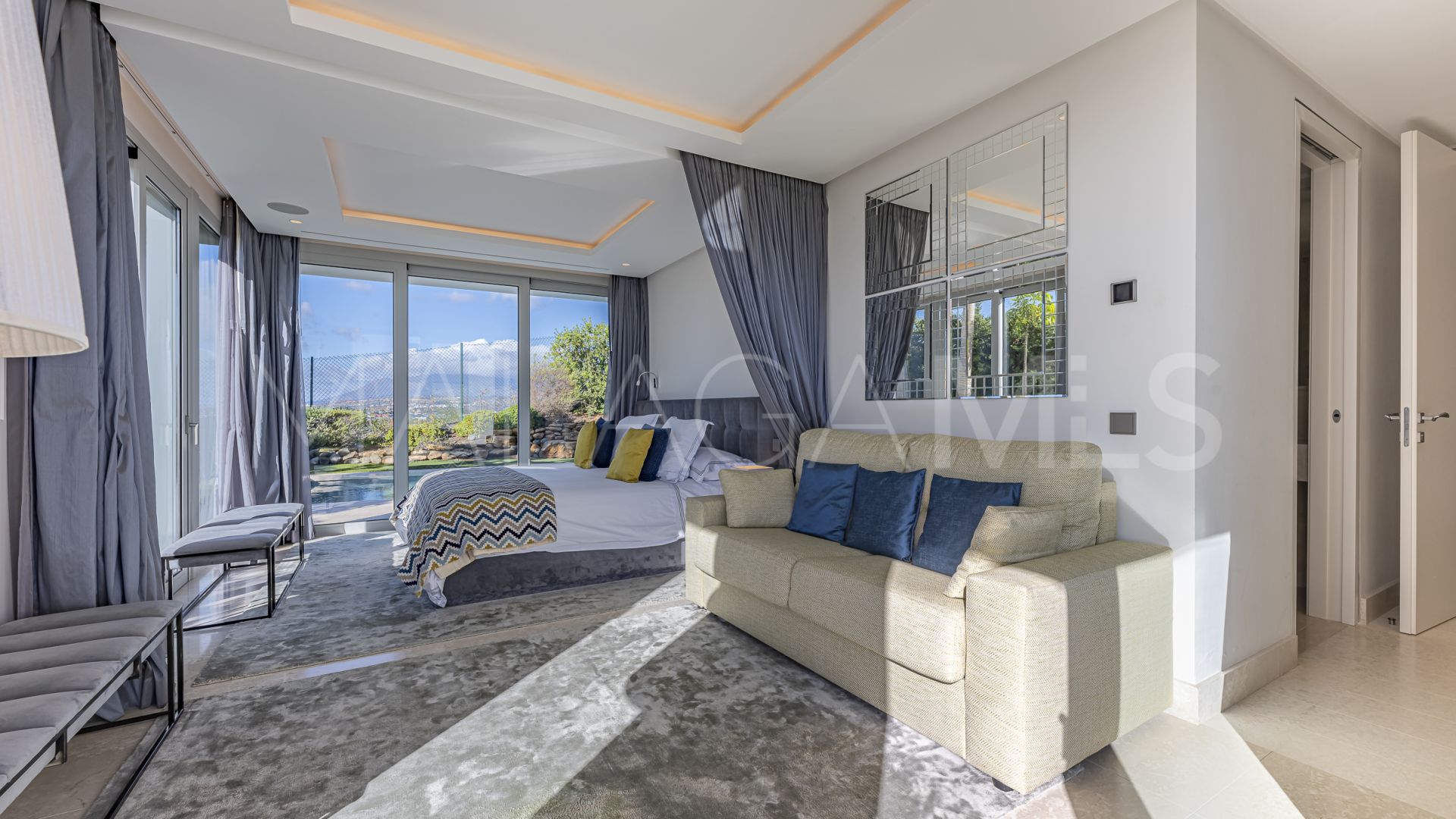 Villa for sale in Nueva Andalucia