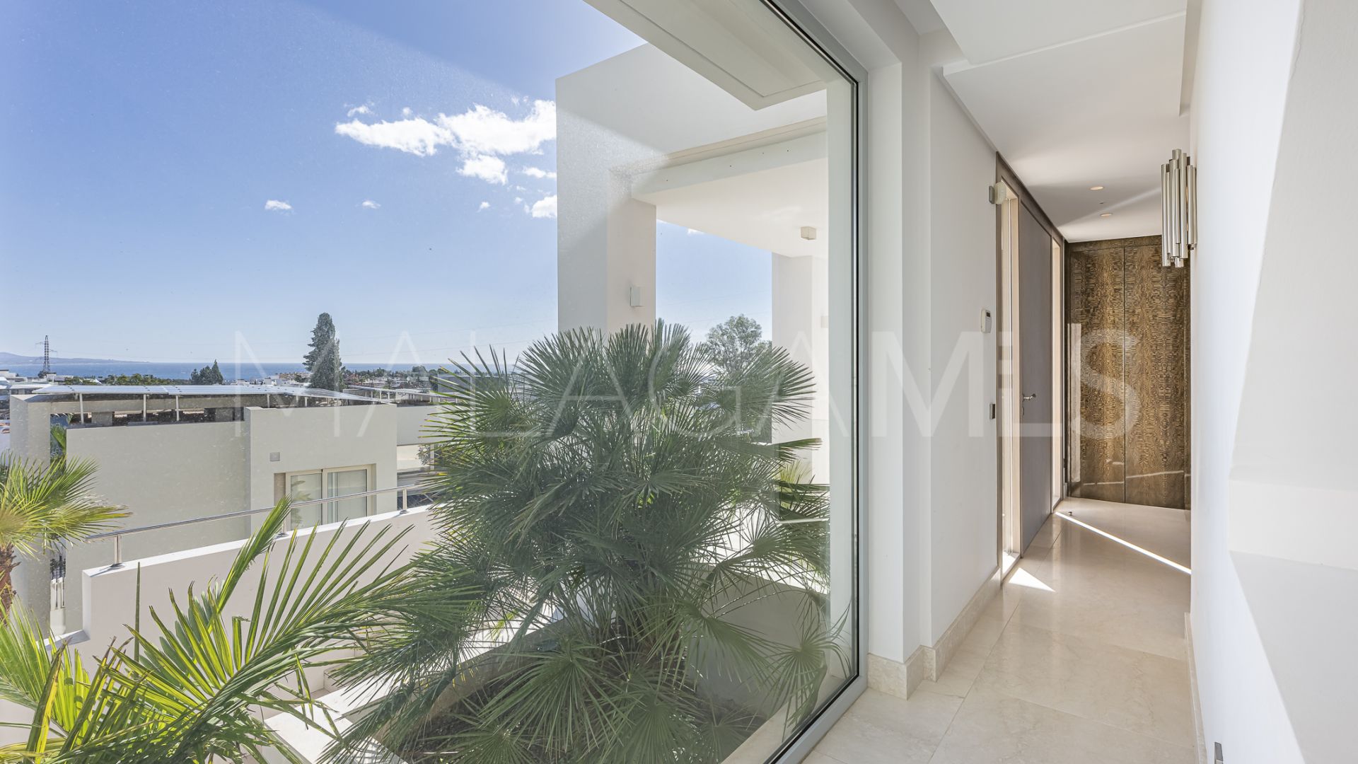 Villa for sale in Nueva Andalucia