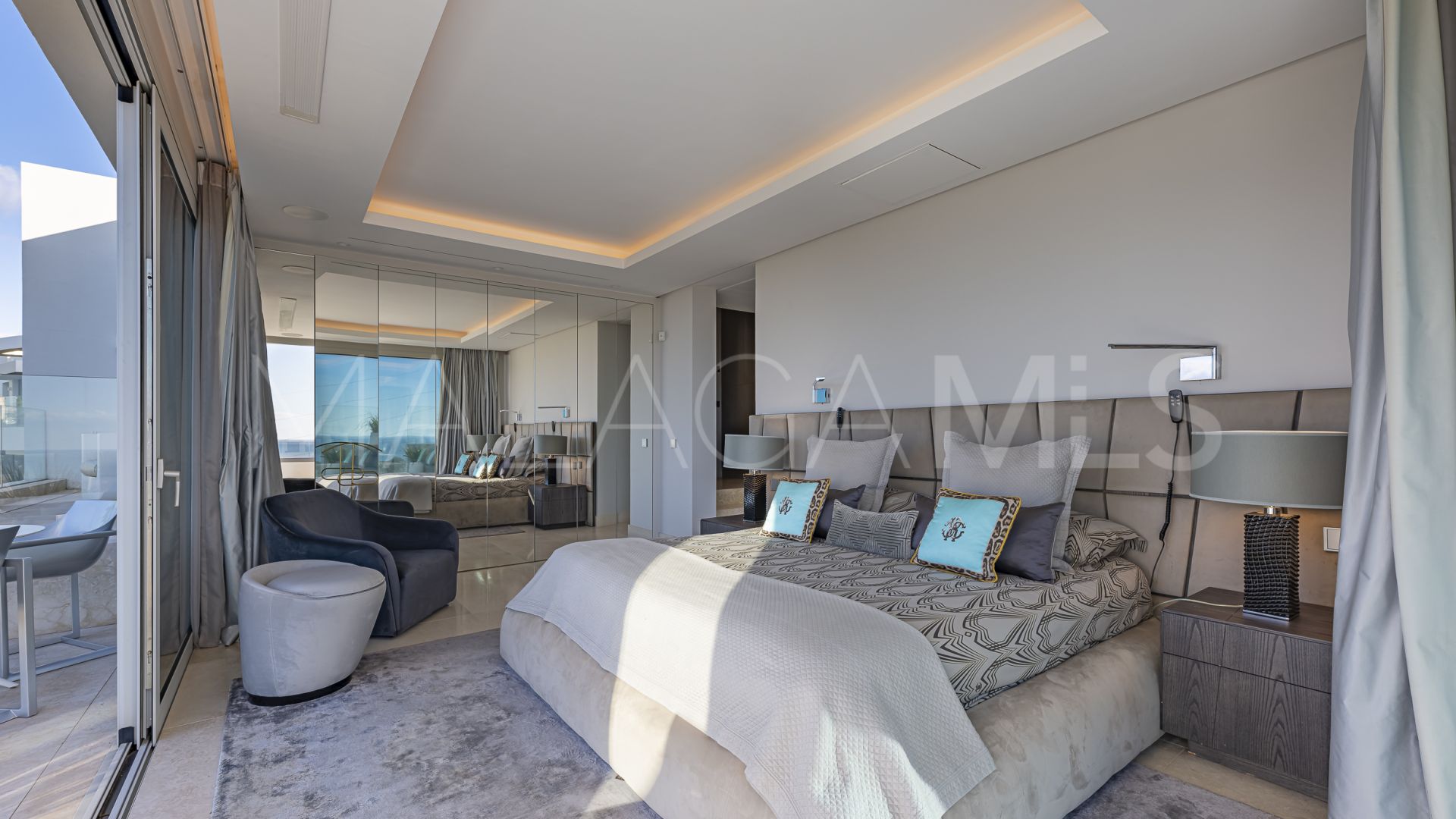 Villa for sale in Nueva Andalucia