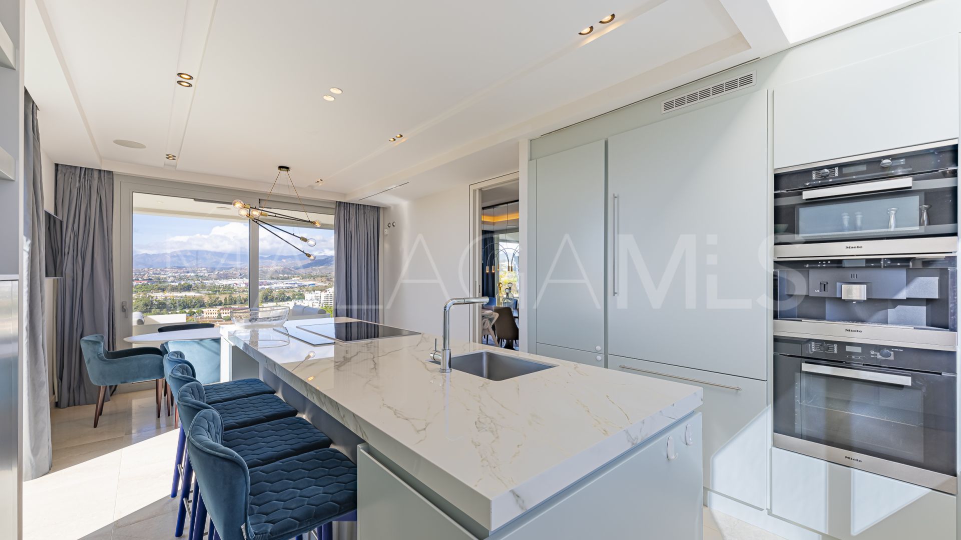 Villa for sale in Nueva Andalucia