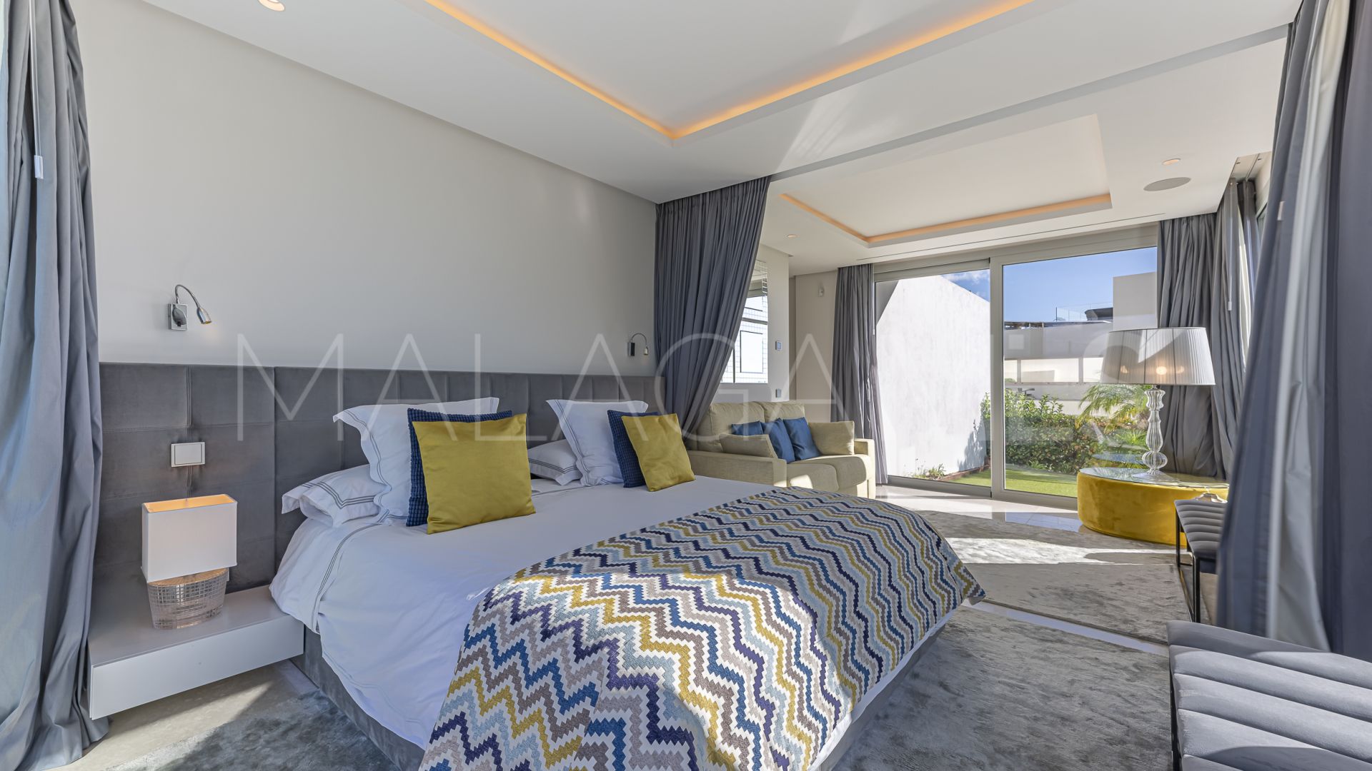 Villa for sale in Nueva Andalucia
