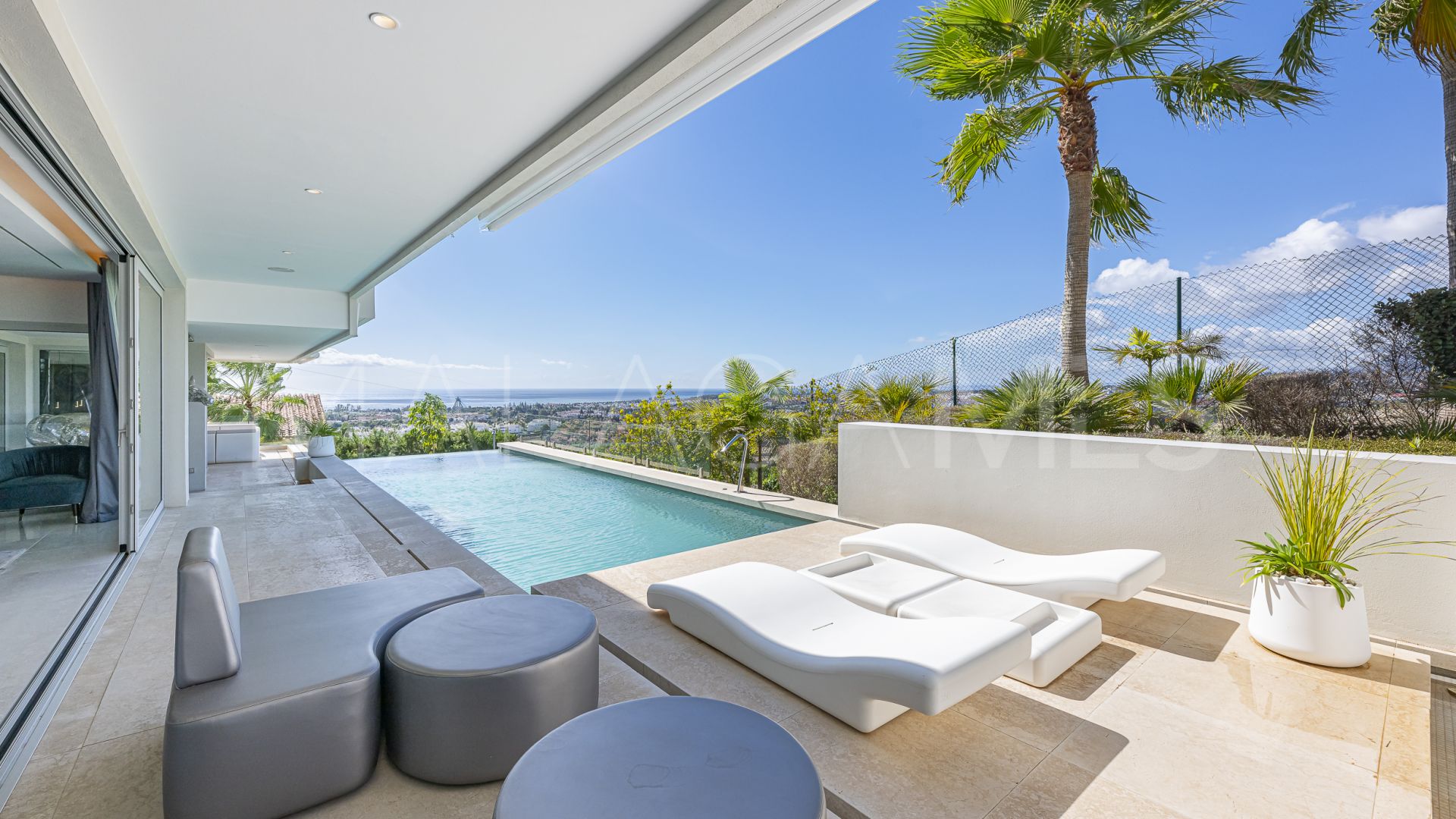 Villa for sale in Nueva Andalucia