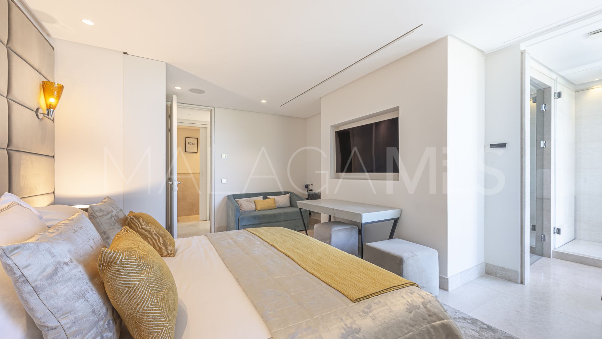 Villa for sale in Nueva Andalucia