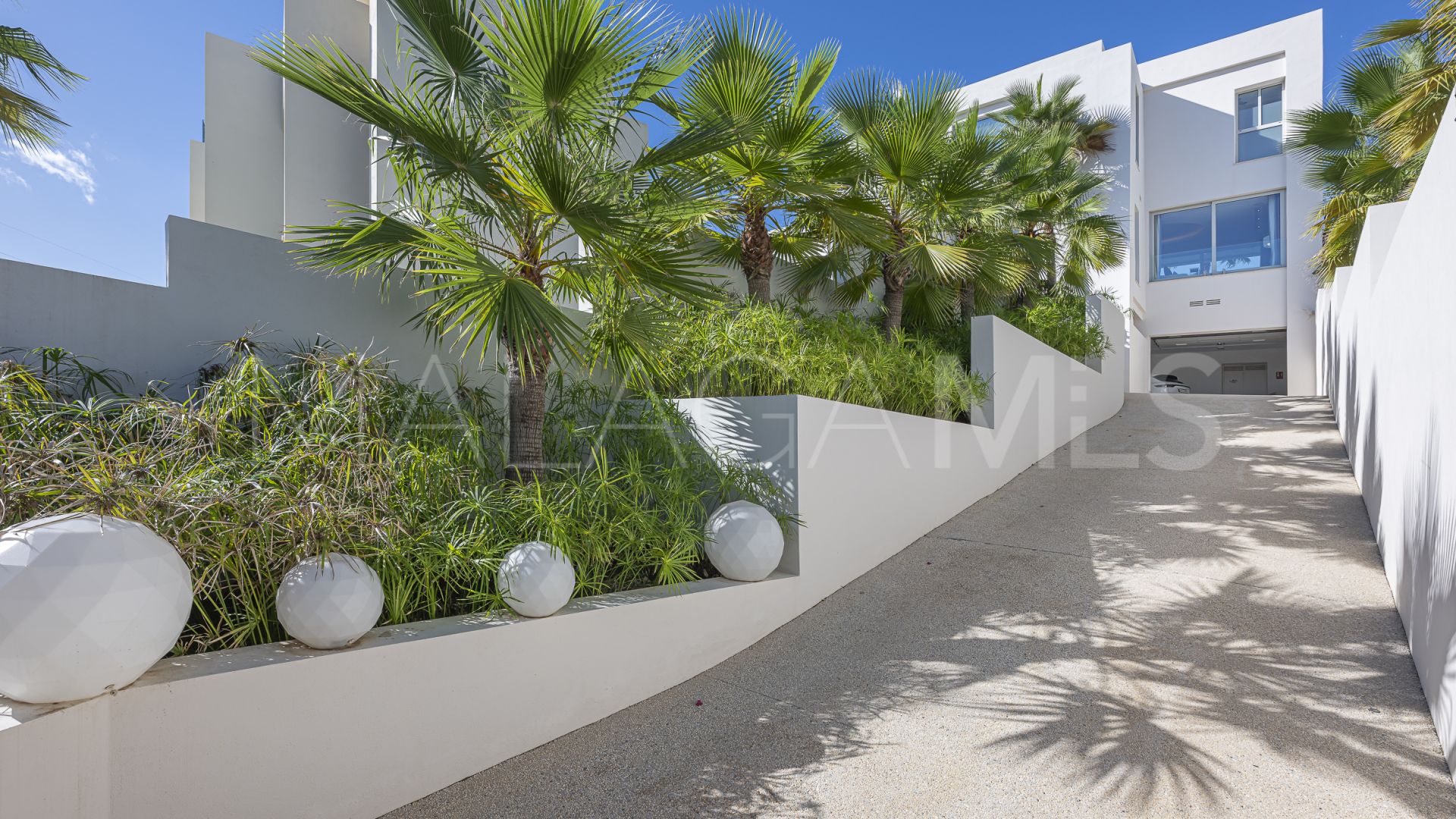 Villa for sale in Nueva Andalucia