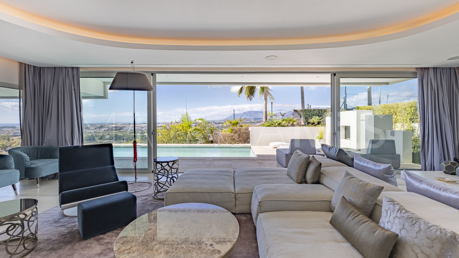 Villa for sale in Nueva Andalucia